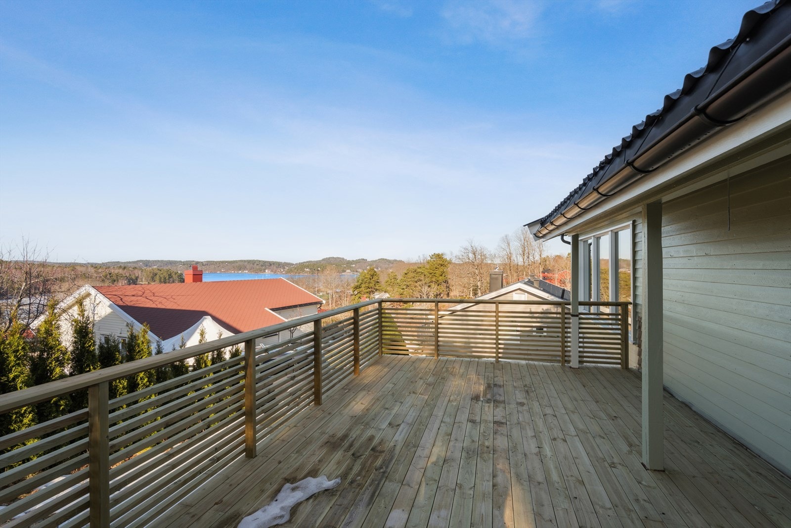 Flott nyoppført terrasse med sjøutsikt Galleribilde