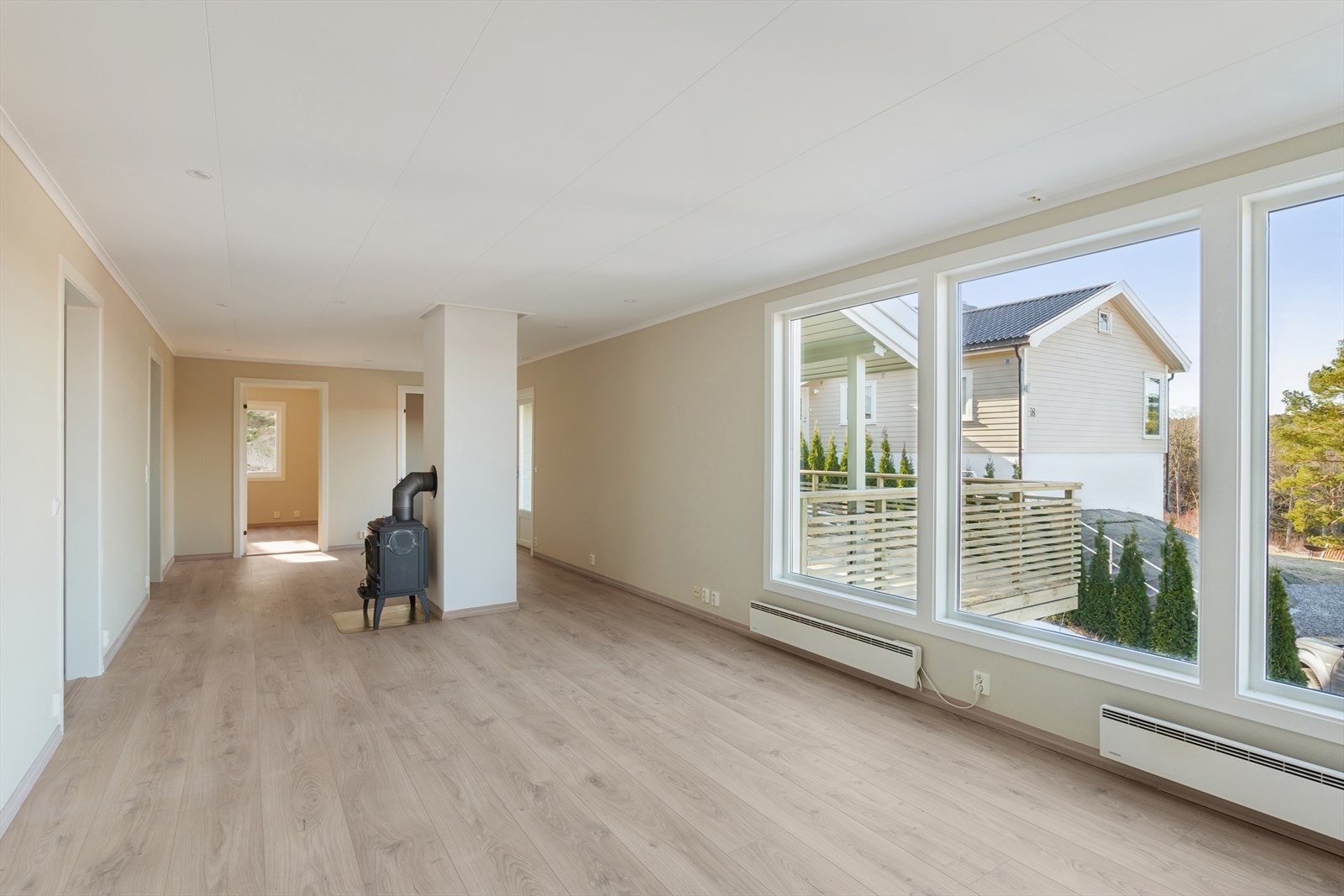 Stuen har utgang til en solrik terrasse som er utvidet og laget ny i 2025/26. Galleribilde