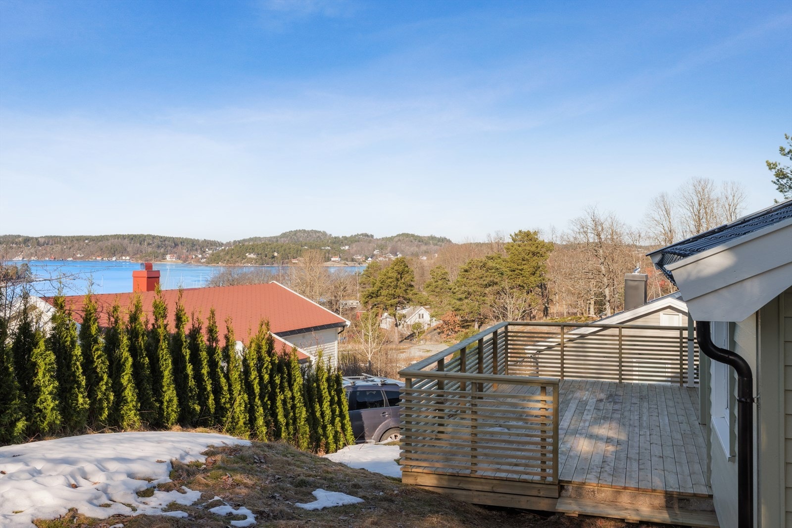 Fra den nyoppførte terrassen og stuen er det sjøutsikt mot vest over innseilingen til Vrengensundet fra Oslofjorden. Galleribilde