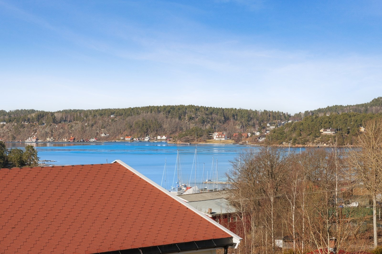 Tomten ligger høyt og fritt med gode solforhold mot vest med sjøutsikt ut mot Vrengensundet. Galleribilde