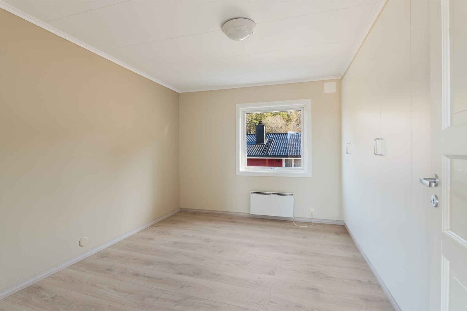 Stort hovedsoverom med rikelig med garderobeplass og vindu som vender mot øst. Galleribilde
