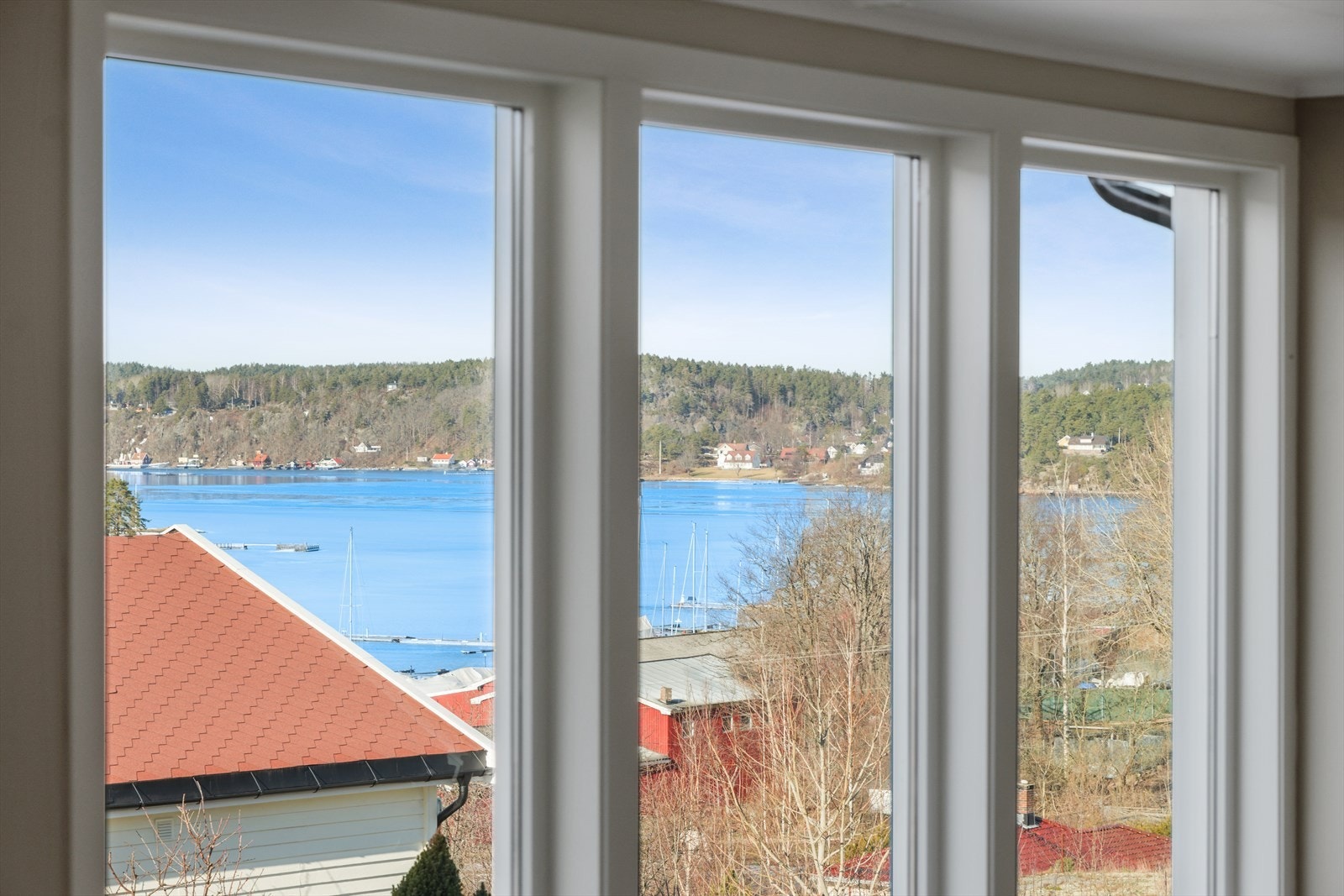 Et lyst og hyggelig rom med flott utsikt mot sjøen i vest Galleribilde
