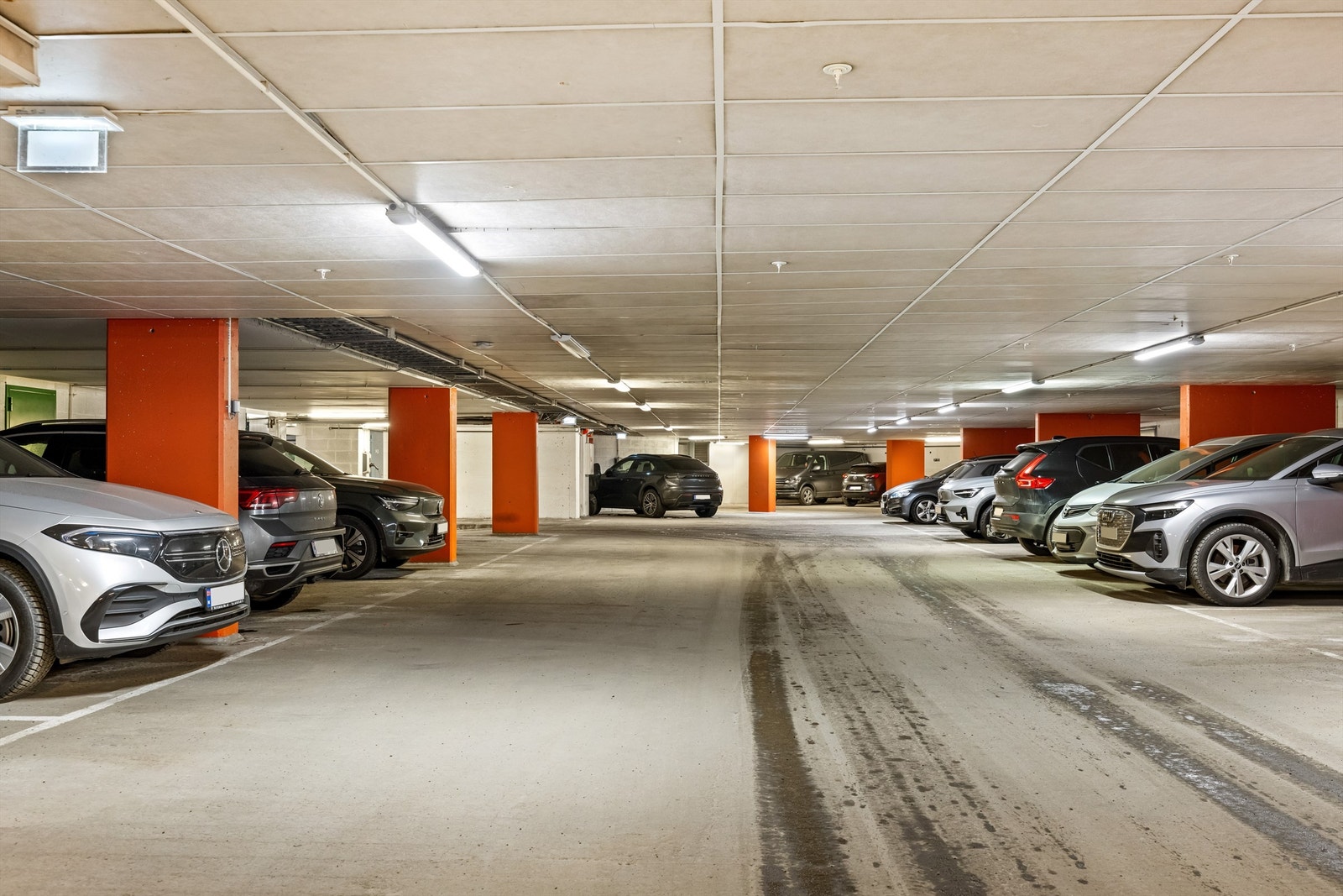 Bygget har parkeringsanlegg i underetasjen. Det følger ingen parkering, men mulighet for å leie plass. Galleribilde