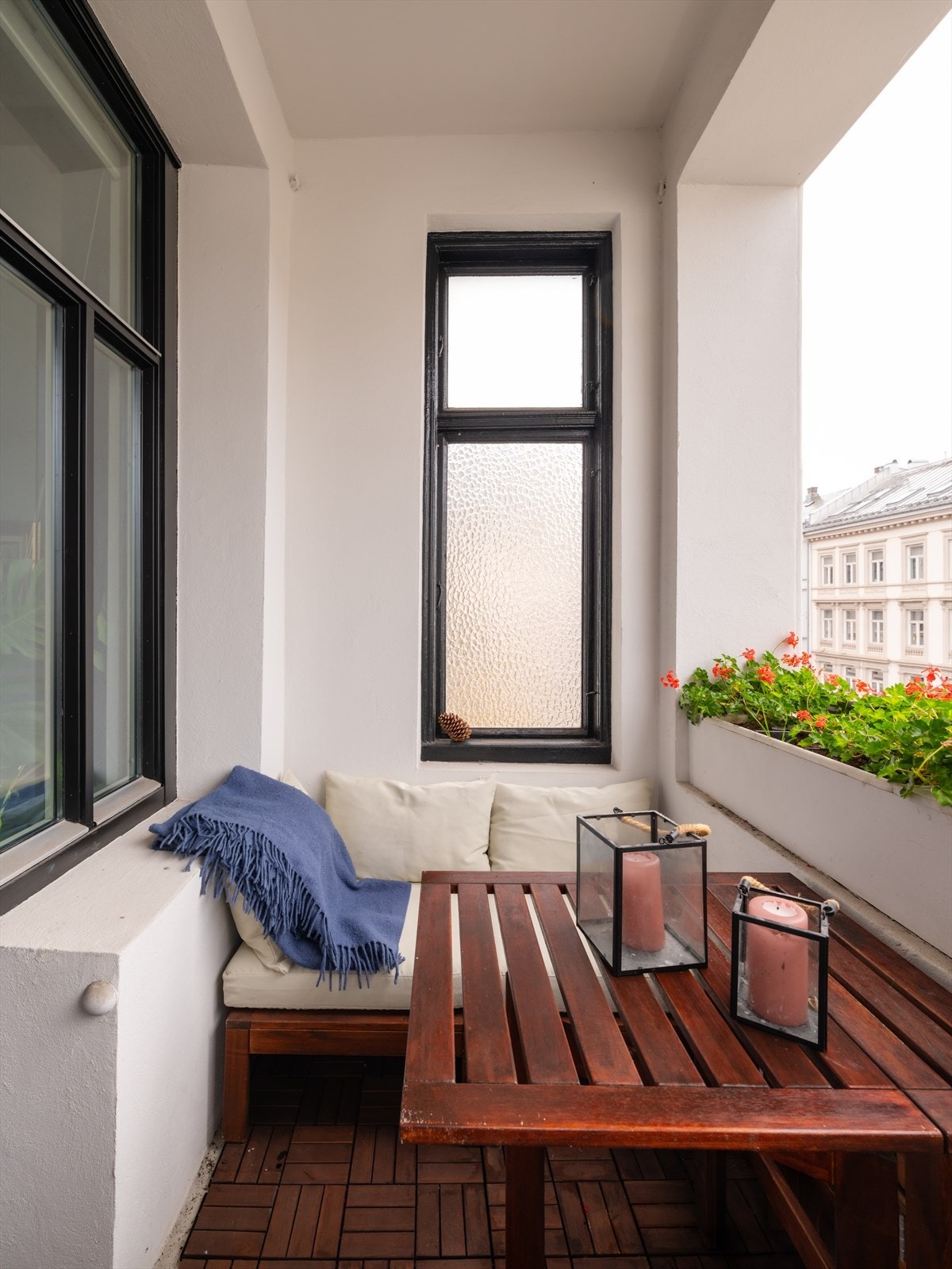 Fra soverommet er det utgang til sydvestvendt balkong. Her er det plass til lite bord og stoler hvor man kan nye årets varme dager. Galleribilde