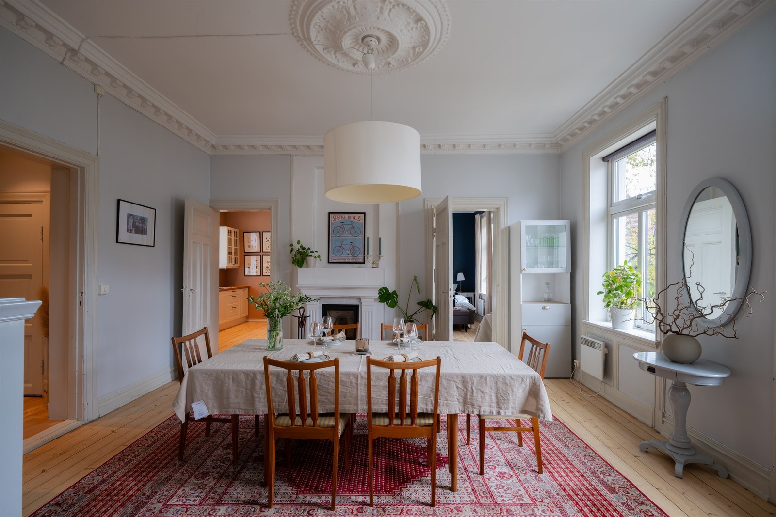 Her har du god plass til sofa og tilhørende bord eller en større spisegruppe, slik som det er i dag. Galleribilde