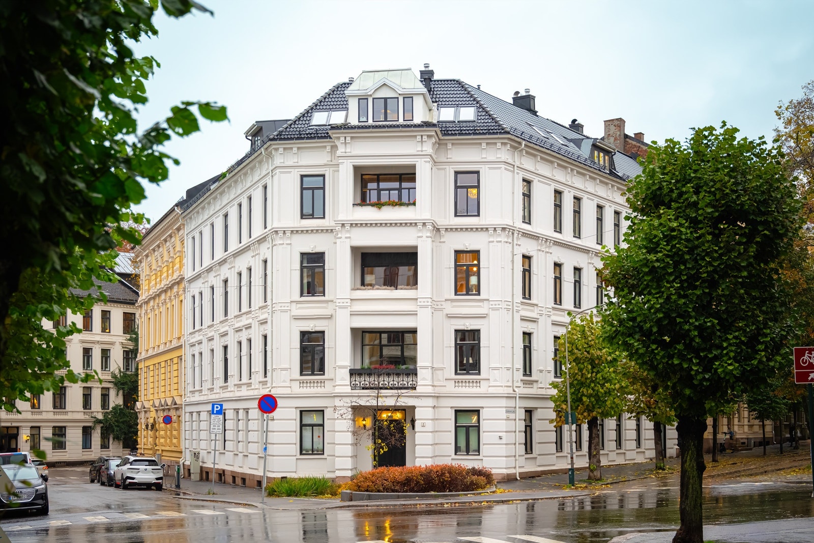 Leiligheten ligger i et boligområde omgitt av lekker arkitektur og nærhet til det aller meste du skulle ha behov for i hverdagen. Galleribilde