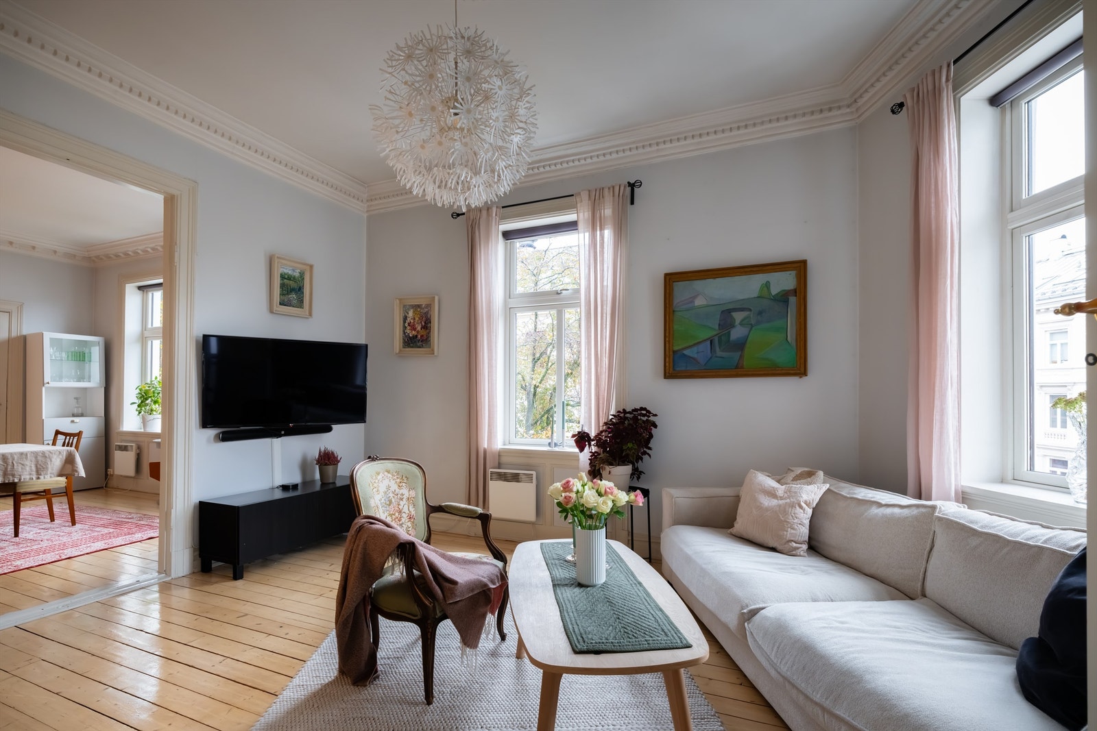 Den første stuen er romslig med plass til å innrede med sofagruppe med tilhørende salongbord, tv med tilhørende tv-møbler. Galleribilde