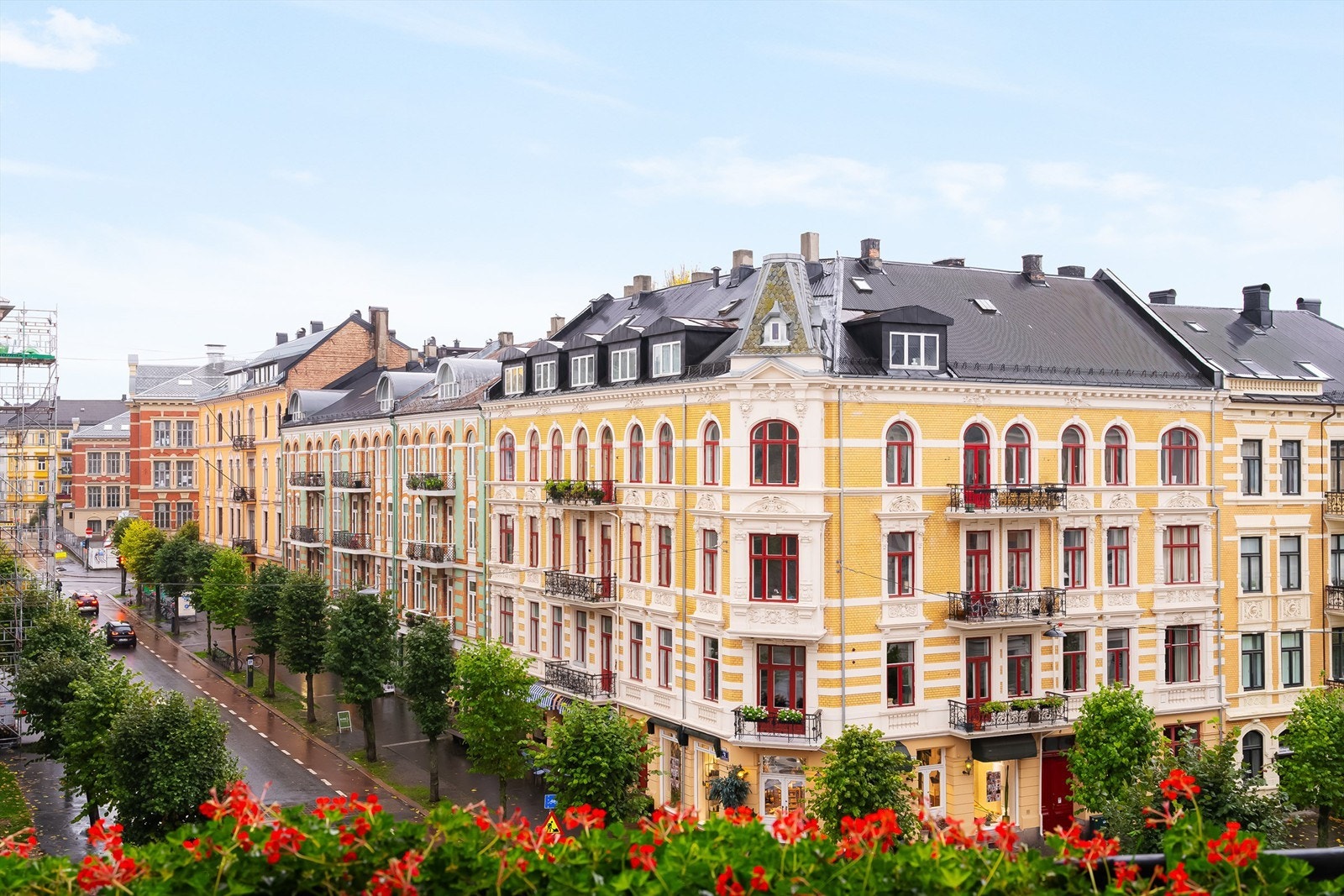 Fra leiligheten er det gangavstand til flere populære steder som Solli Plass, Majorstuen med Bogstadveien, Aker Brygge/Tjuvholmen og sentrum. Galleribilde