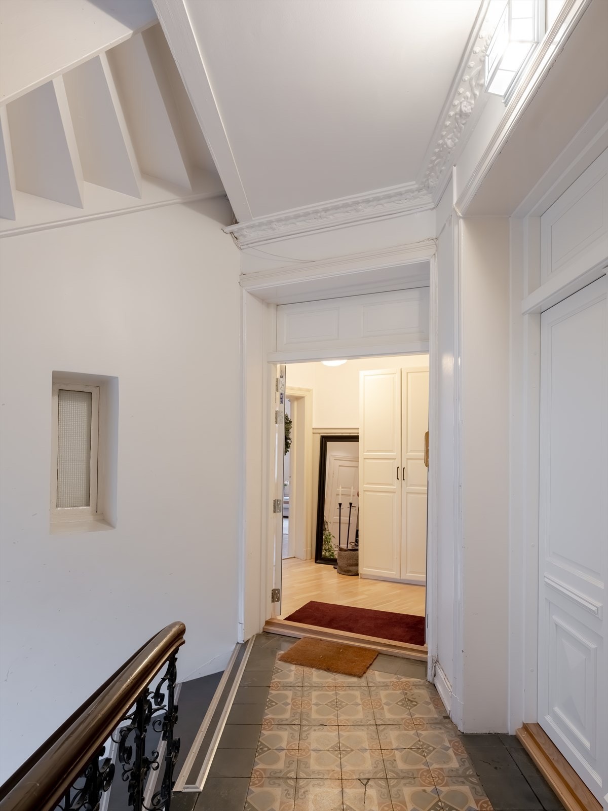 Adkomst via felles trappegang med callinganlegg. Velkommen inn! Galleribilde