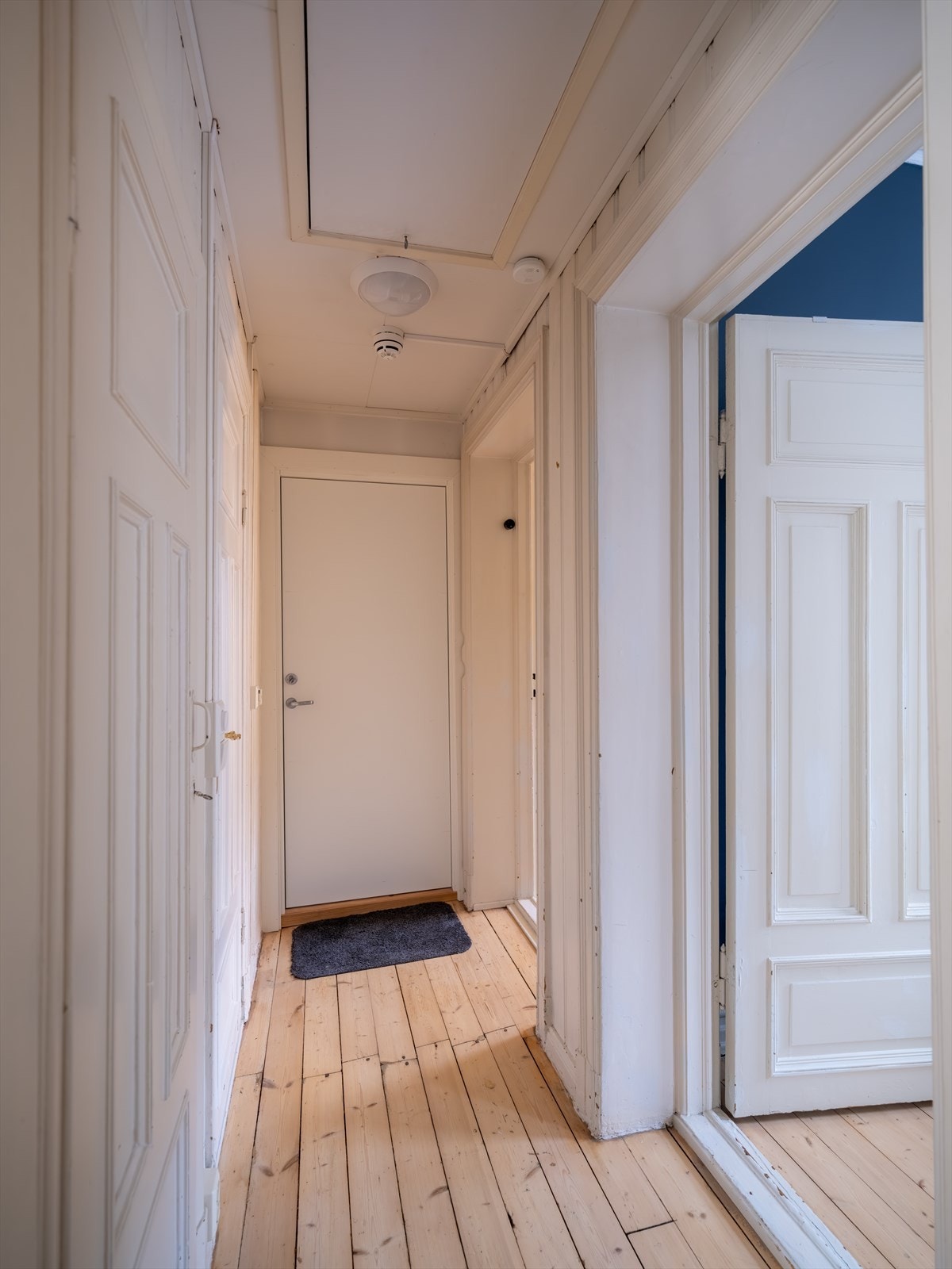 Leiligheten har utgang fra begge sider, som gir en luftig og praktisk planløsning. Galleribilde
