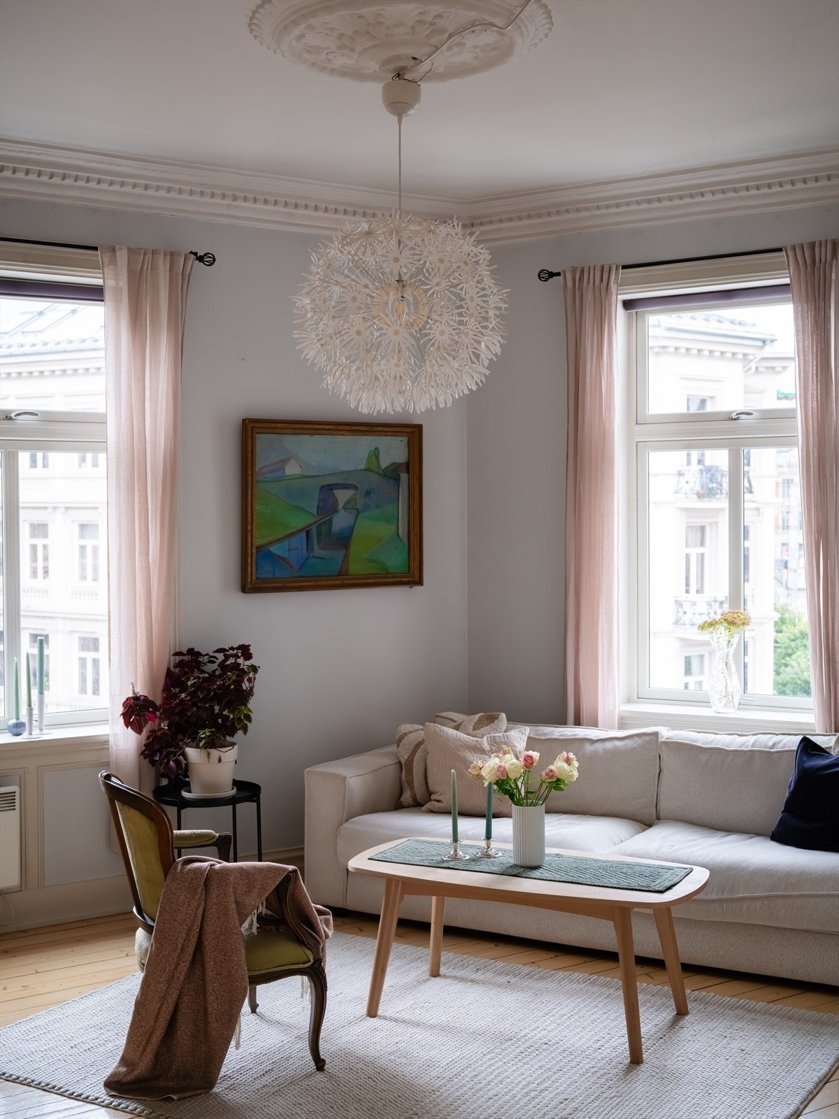 Begge stuene har en peis som bidrar til å holde leiligheten varm som kommer godt med på kalde høst/vinter dager. Galleribilde