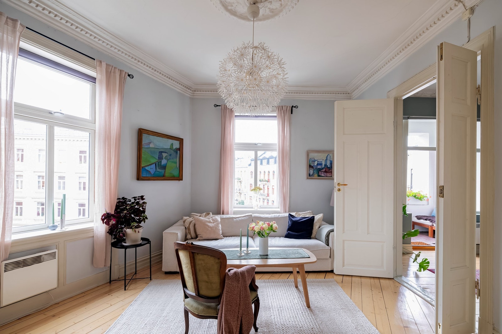 Eiendommen ligger i et svært ettertraktet boligområde på Frogner, i et hyggelig nabolag tilbaketrukket fra støy. Galleribilde