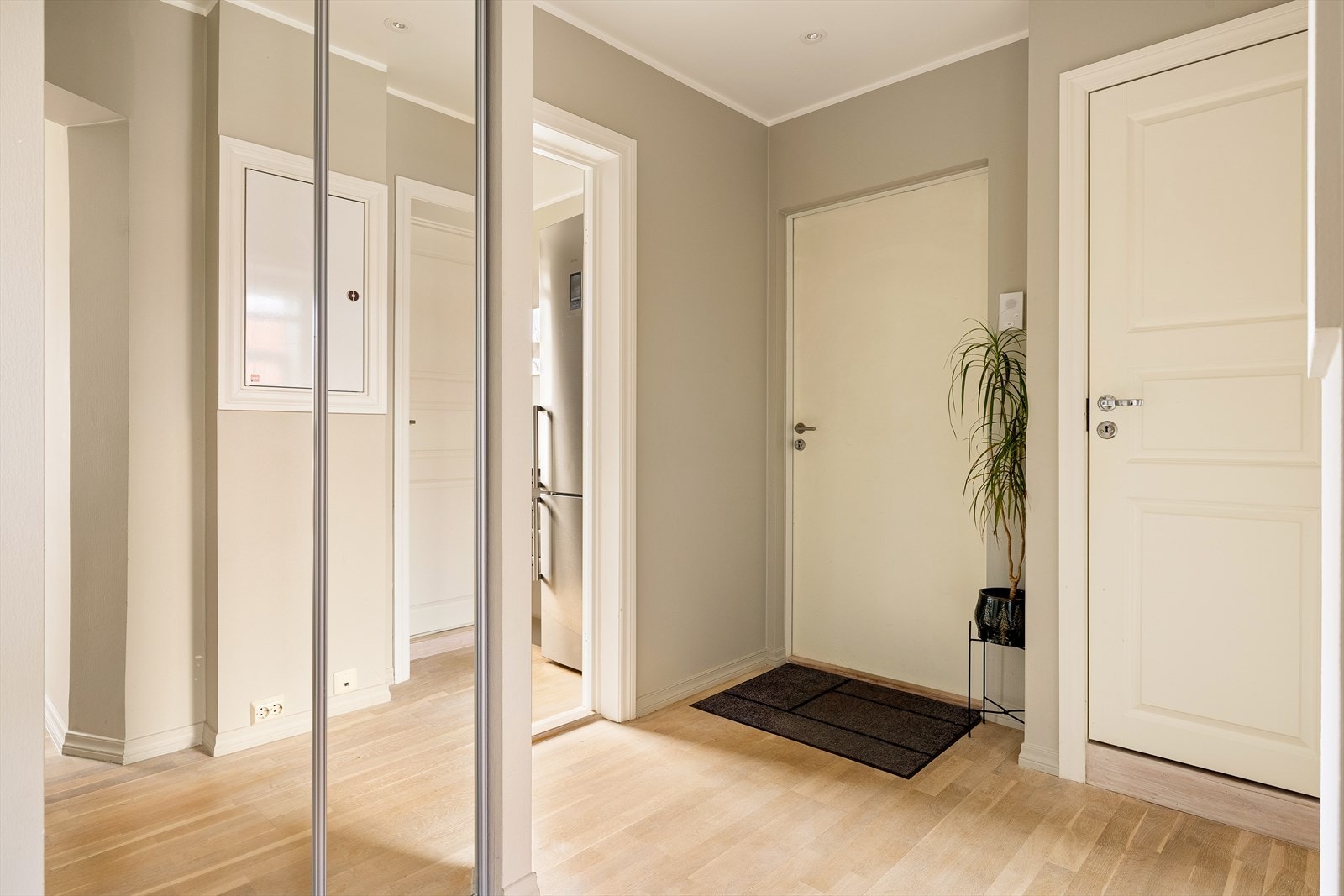 Lys og innbydende entré med plass til å henge fra seg yttertøy og oppbevare sko. Tilhørende leiligheten er det en bod i kjelleren på 3,6m². Galleribilde