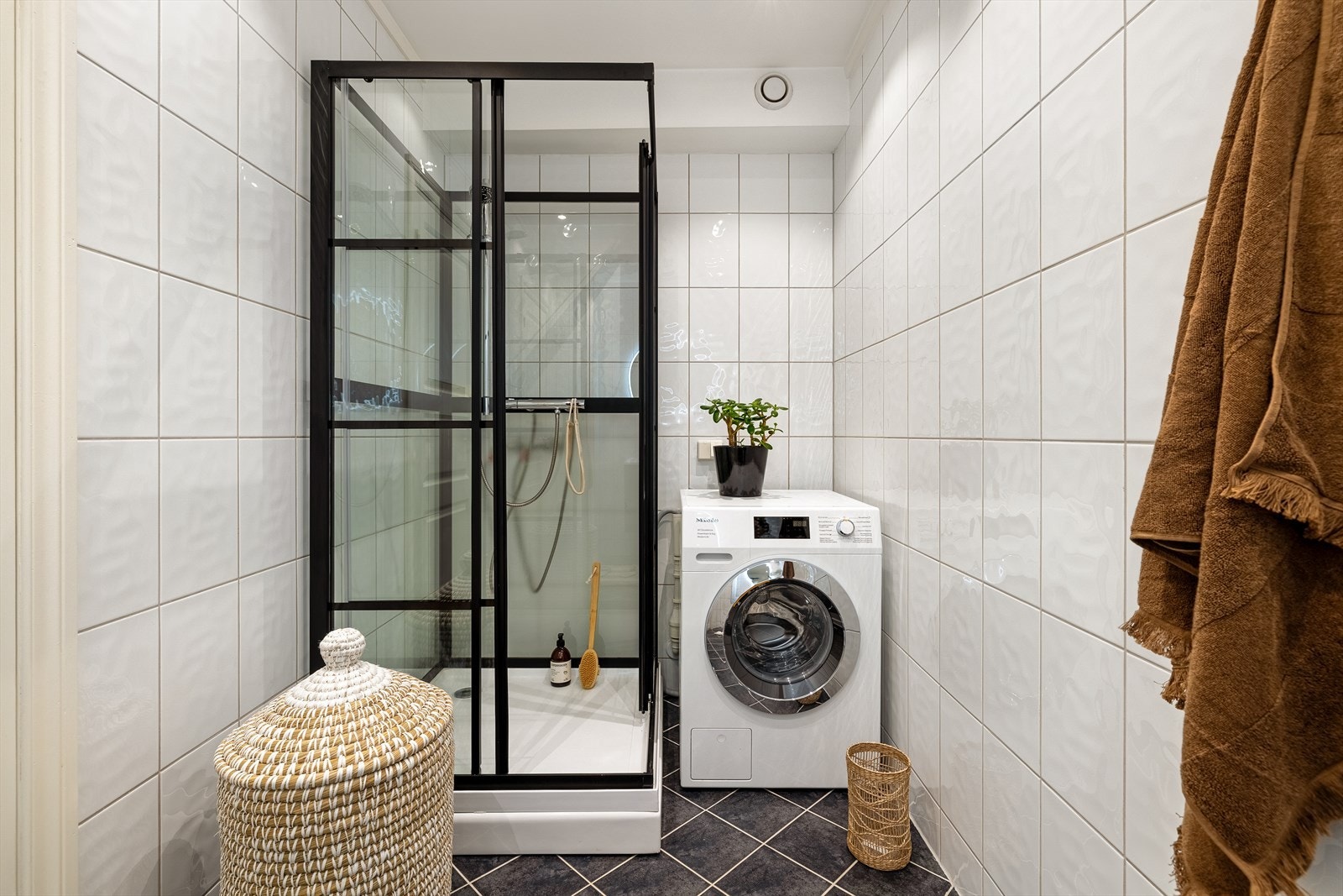 Lyst og pent bad med varmekabler i gulv. Badet ble pusset opp i 2005. Galleribilde