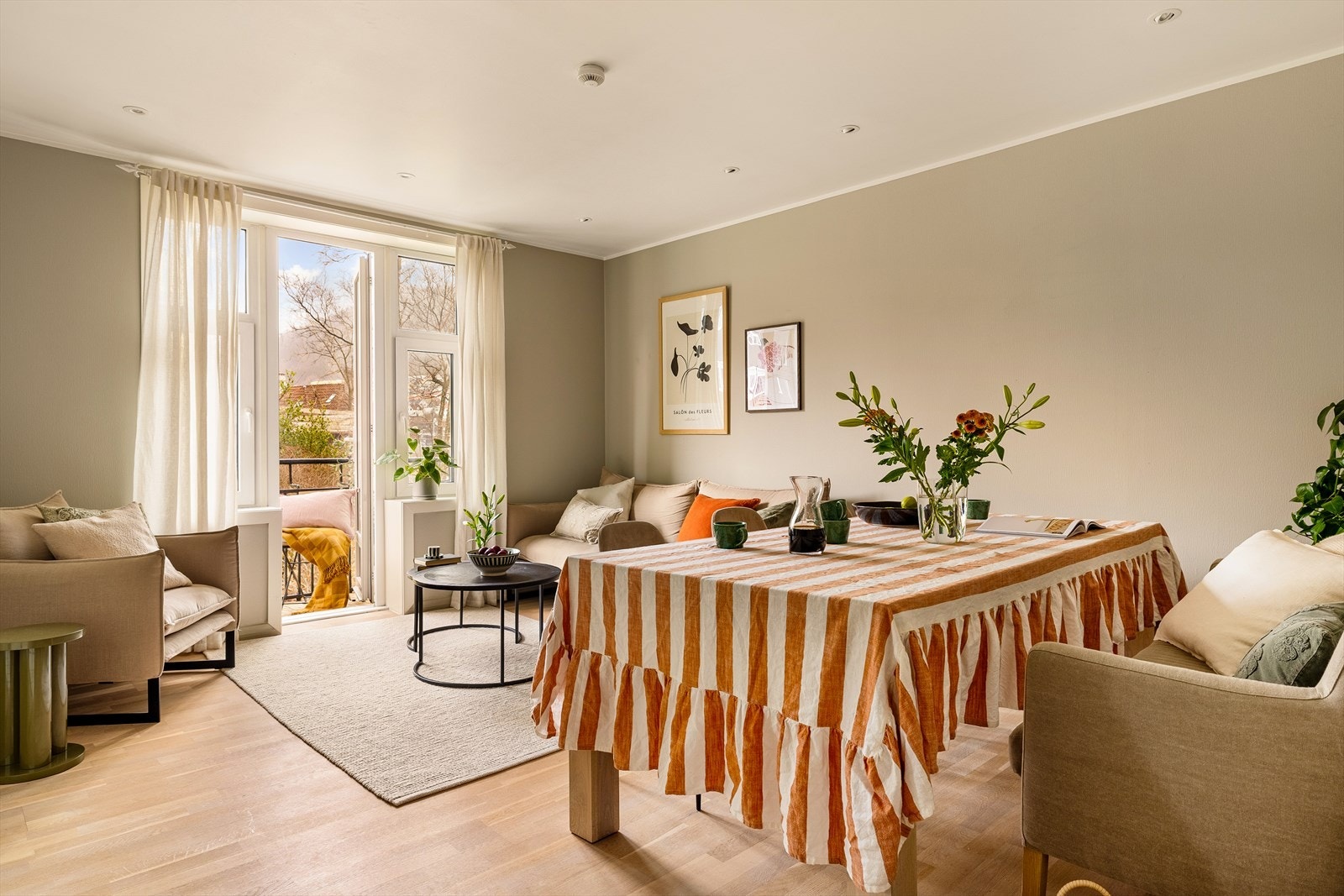 Den gode størrelsen og planløsningen gir stuen fleksible møbleringsmuligheter og en naturlig romfølelse. Galleribilde