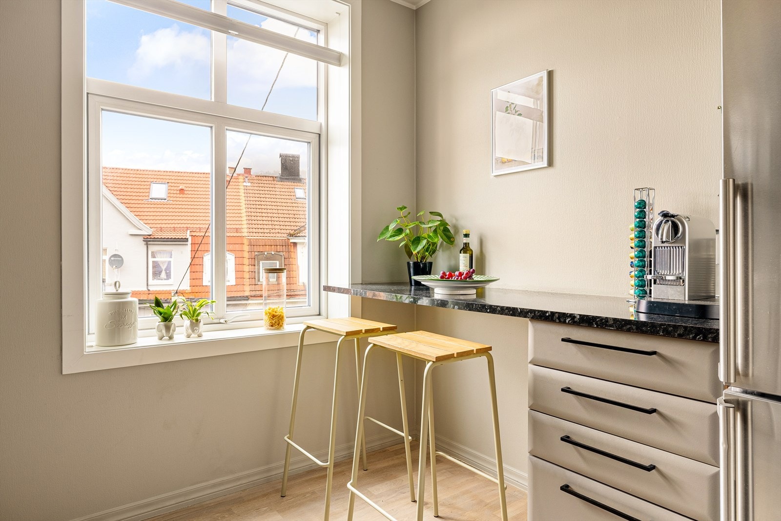 Kjøkkenet har en hyggelig spisekrok ved vinduet - et perfekt sted å nyte frokosten. Galleribilde