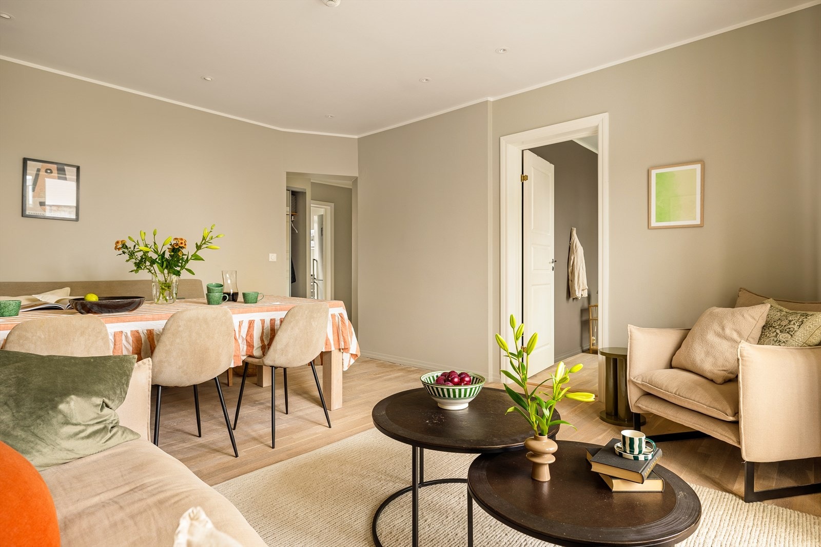 Stuen ble malt i 2021 og fremstår med et moderne og delikat uttrykk. Parkettgulv gir rommet en lun og behagelig atmosfære, samtidig som det understreker boligens helhetlige og innbydende preg. Galleribilde