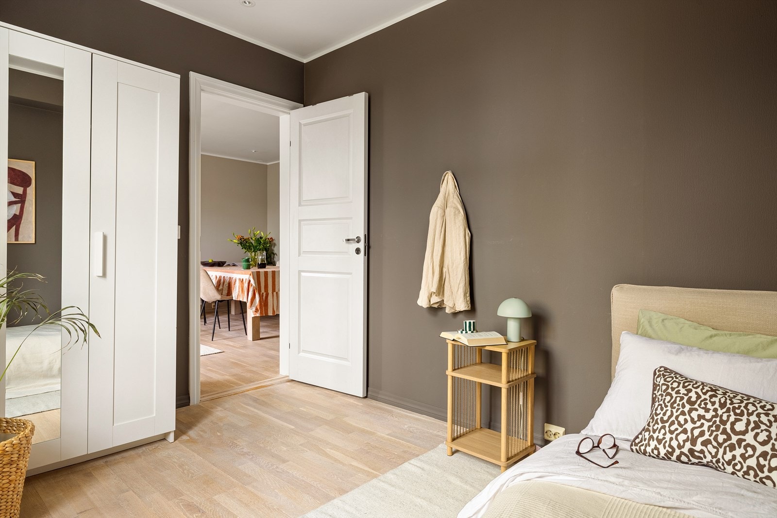 Leilighetens andre soverom har tilkomst fra stuen og måler til 7,7m². Galleribilde