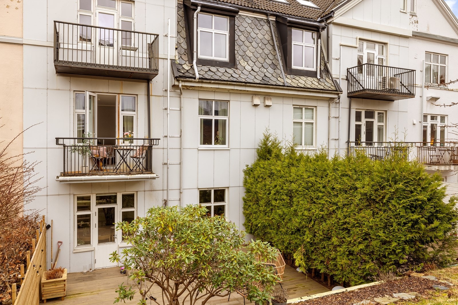 Frontfasaden ble utbedret i 2024. Galleribilde