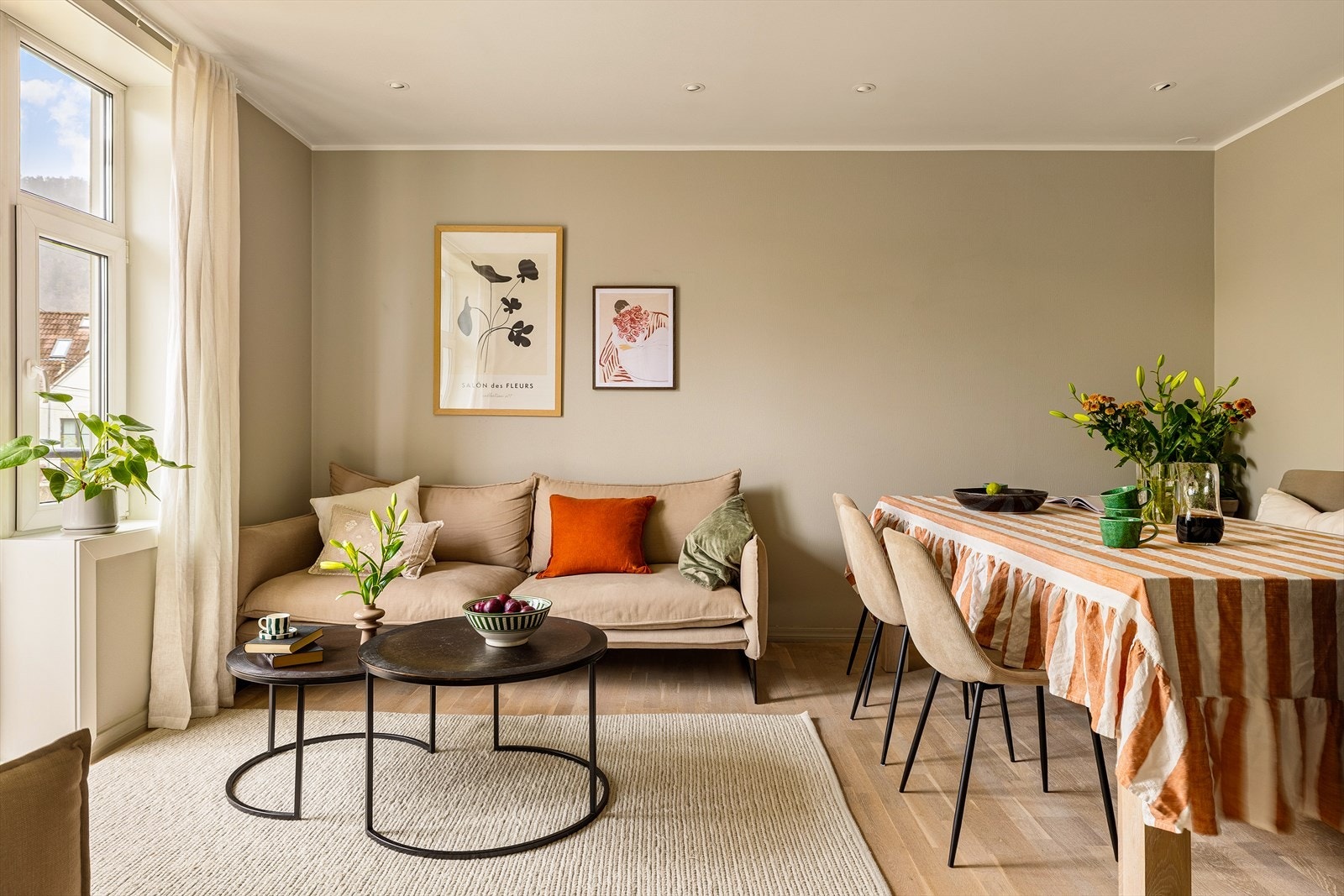 Romslig stue på ca. 17,5 m² med god plass til både sofaseksjon og spisebord, perfekt for hyggelige sammenkomster og avslappende hverdager. Galleribilde