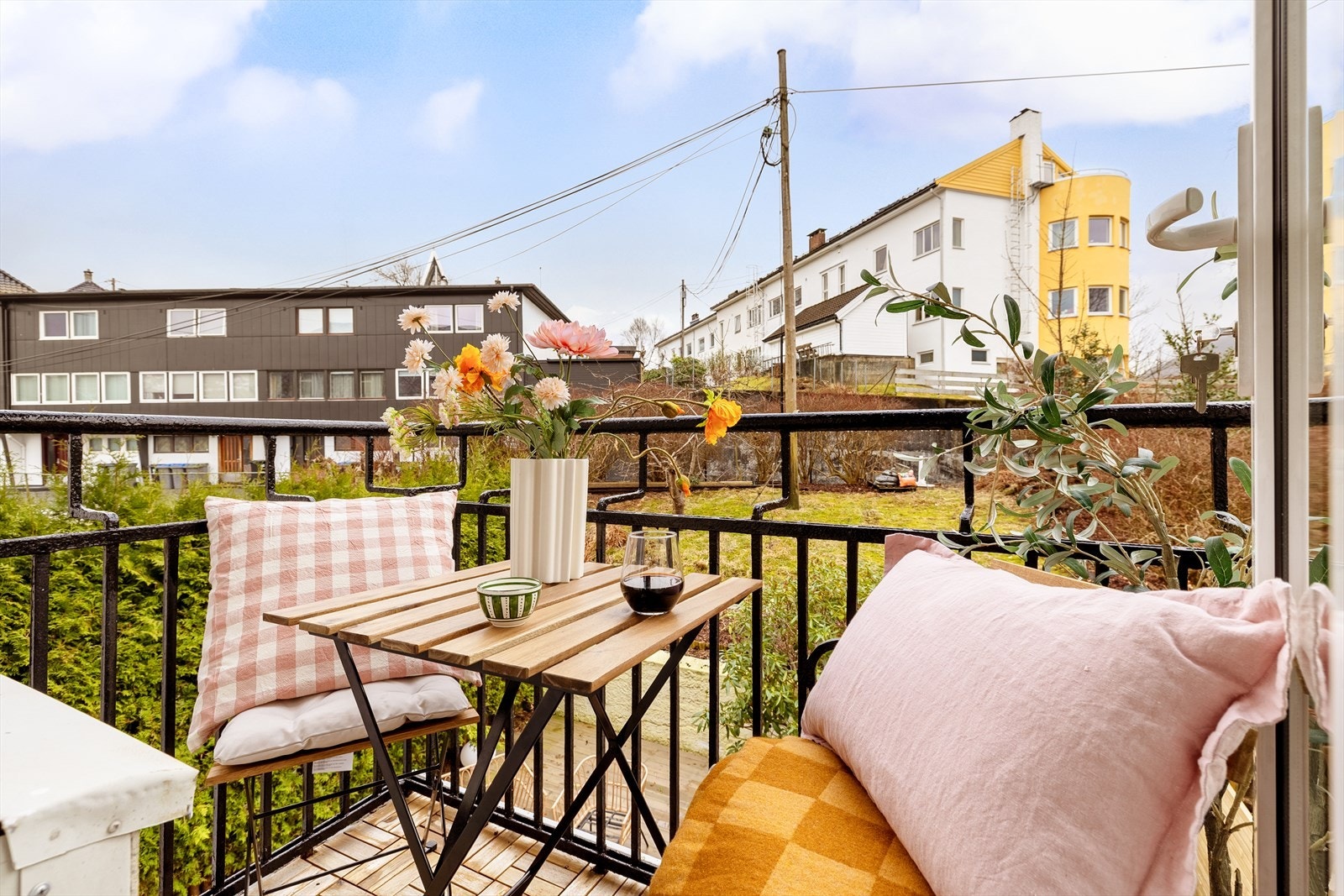 Utgang fra stuen til en hyggelig balkong på ca. 2,1 m². Her kan du nyte gode solforhold fra morgen til ettermiddag, perfekt for morgenkaffen eller rolige ettermiddagspauser. Galleribilde