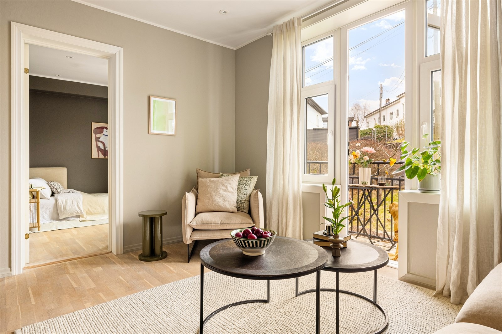 De klassiske vinduene og gode høyde tilfører rommet særpreg og karakter, samtidig som de gir en luftig romfølelse og en naturlig forbindelse til uteområdet. Her slipper lyset virkelig til og fremhever de varme overflatene og den gode romfølelsen. Galleribilde