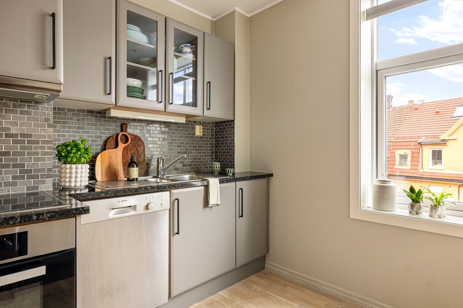 Kjøkkenet er utstyrt med stekeovn, induksjonsplatetopp, kjøleskap og opplegg for oppvaskmaskin. Galleribilde