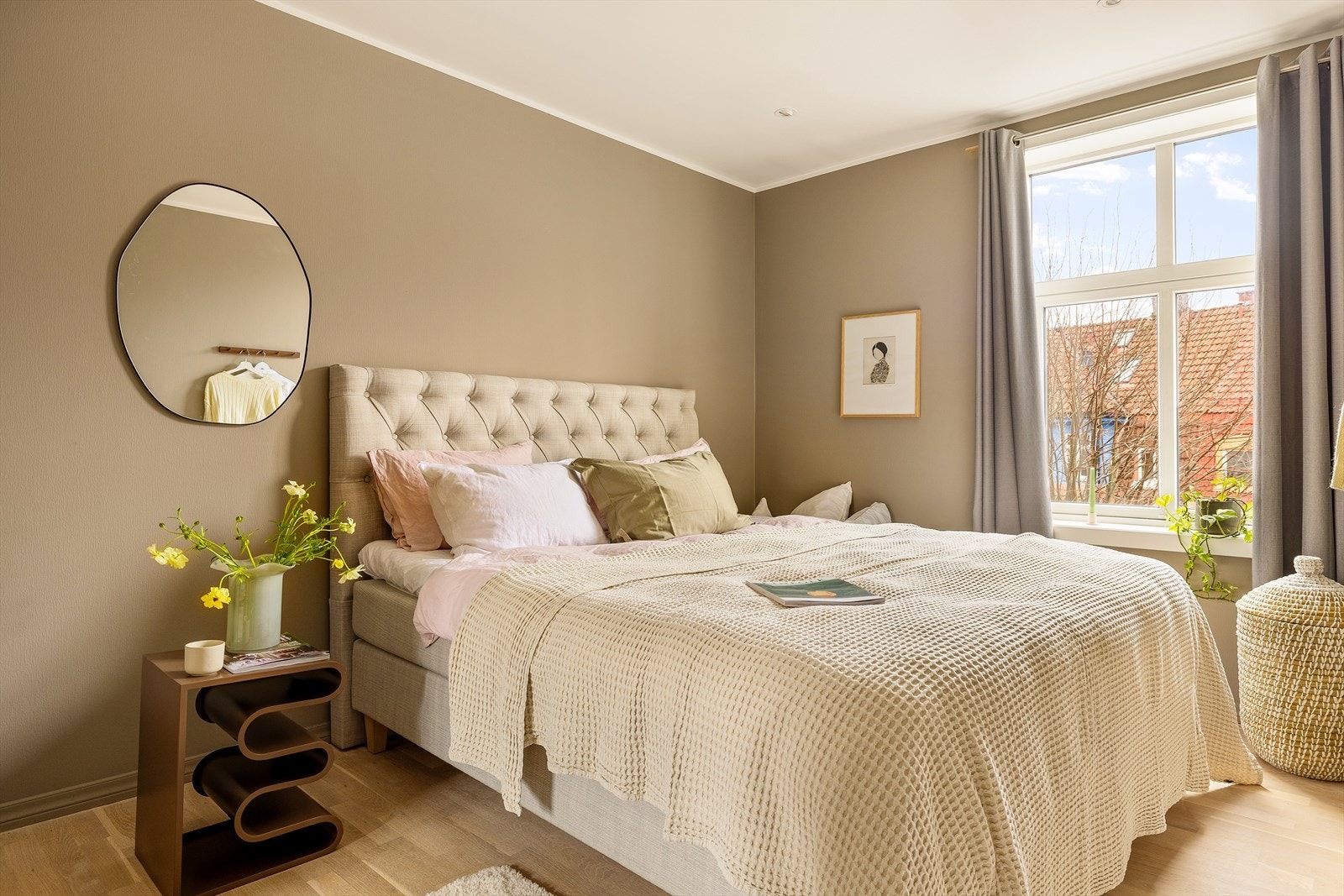 Hovedsoverommet har tilkomst fra gangen og måler til 12m². Galleribilde