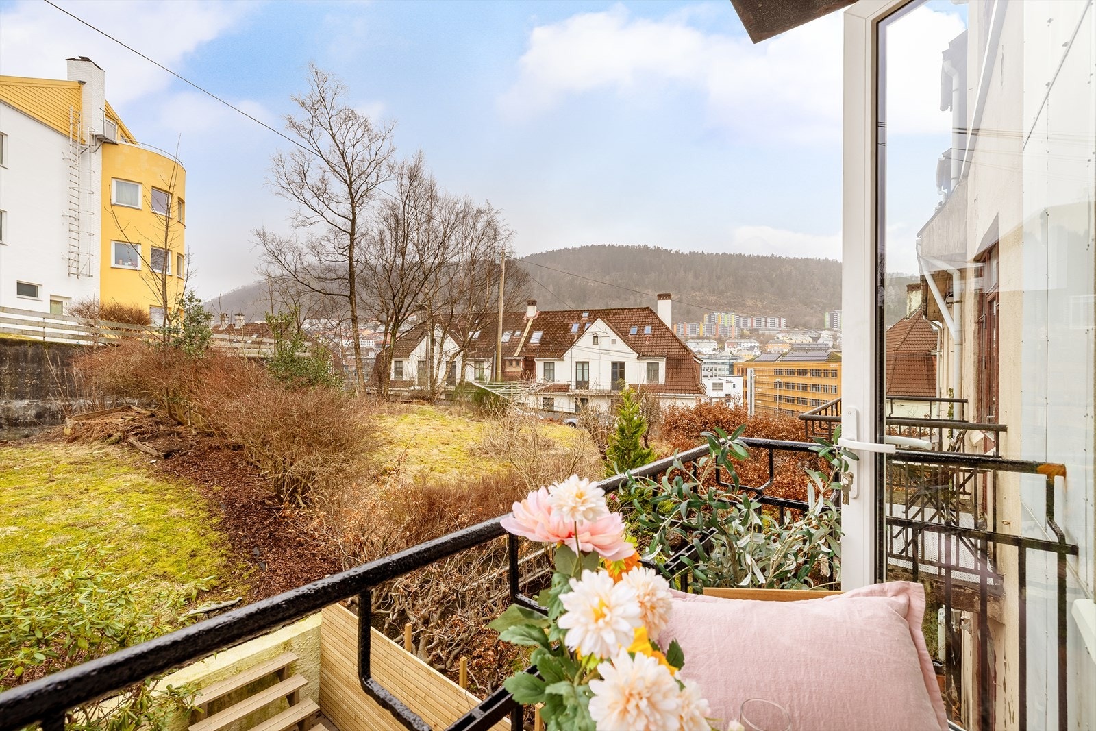 Balkongen har svært gode solforhold i sommerhalvåret, med sol fra tidlig morgen ca. kl. 08:00 og helt frem til rundt kl. 18:30. Galleribilde