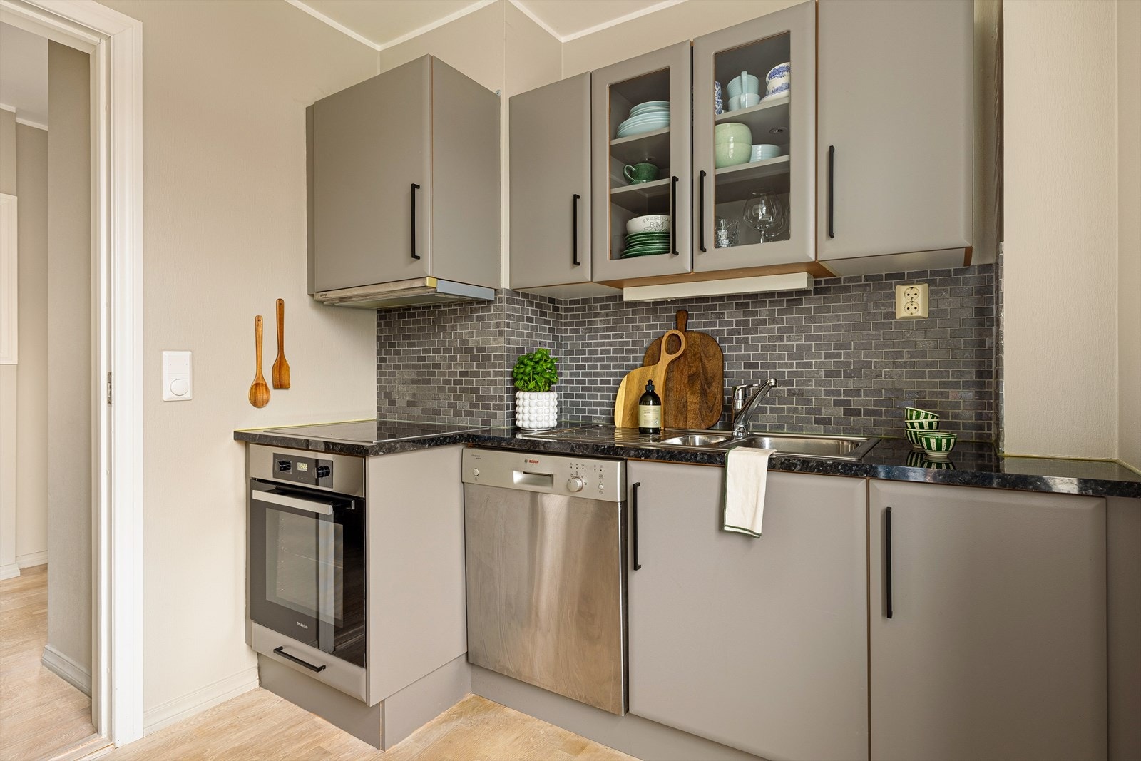 Stekeovn og platetopp er ny fra 2021. Galleribilde