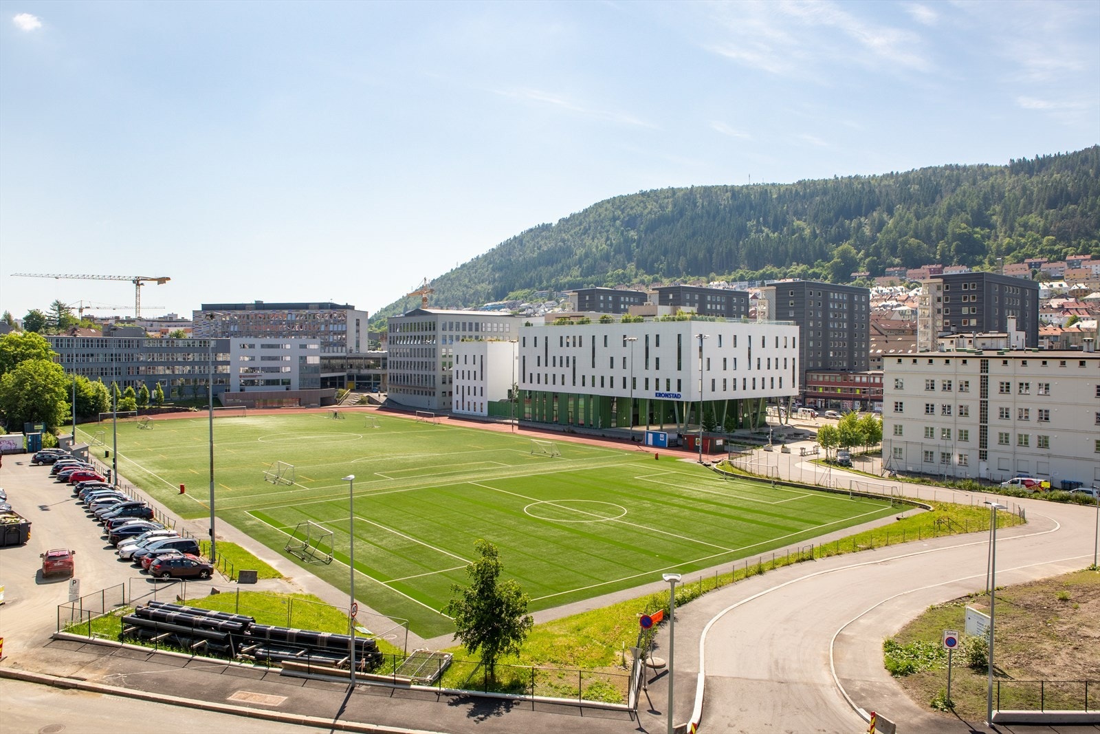 Dersom man ønsker å delta på en form for lagidrett, ligger fotballbanen på Krohnsminde like i nærheten. Galleribilde