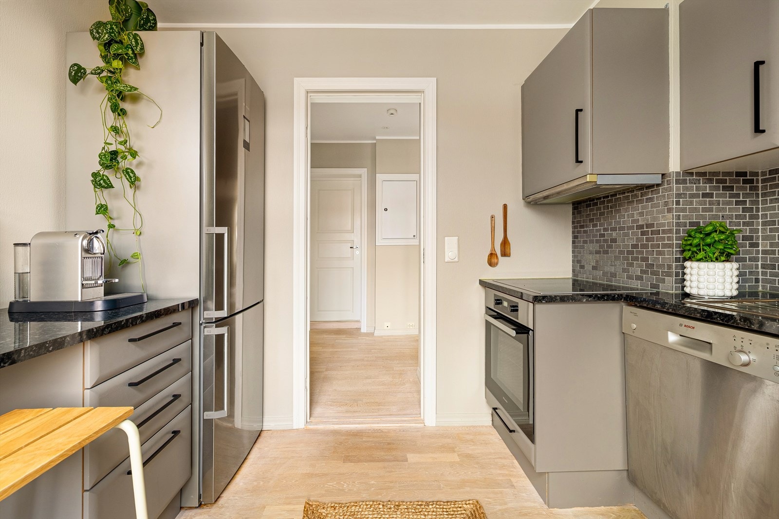 Kjøkkenet måler til 6,9m² og har godt med oppbevaringsplass i både skuffer og skap. Galleribilde