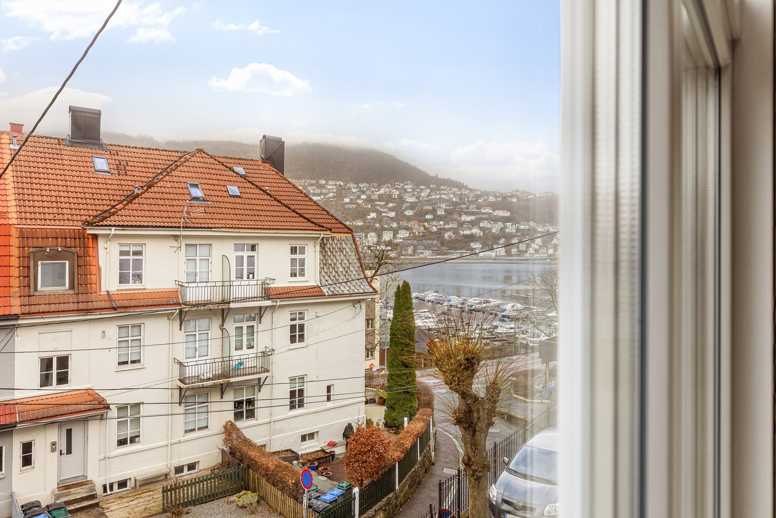 Fra kjøkkenvinduet har man en herlig utsikt mot Store Lungegårdsvannet og byfjellene. Galleribilde