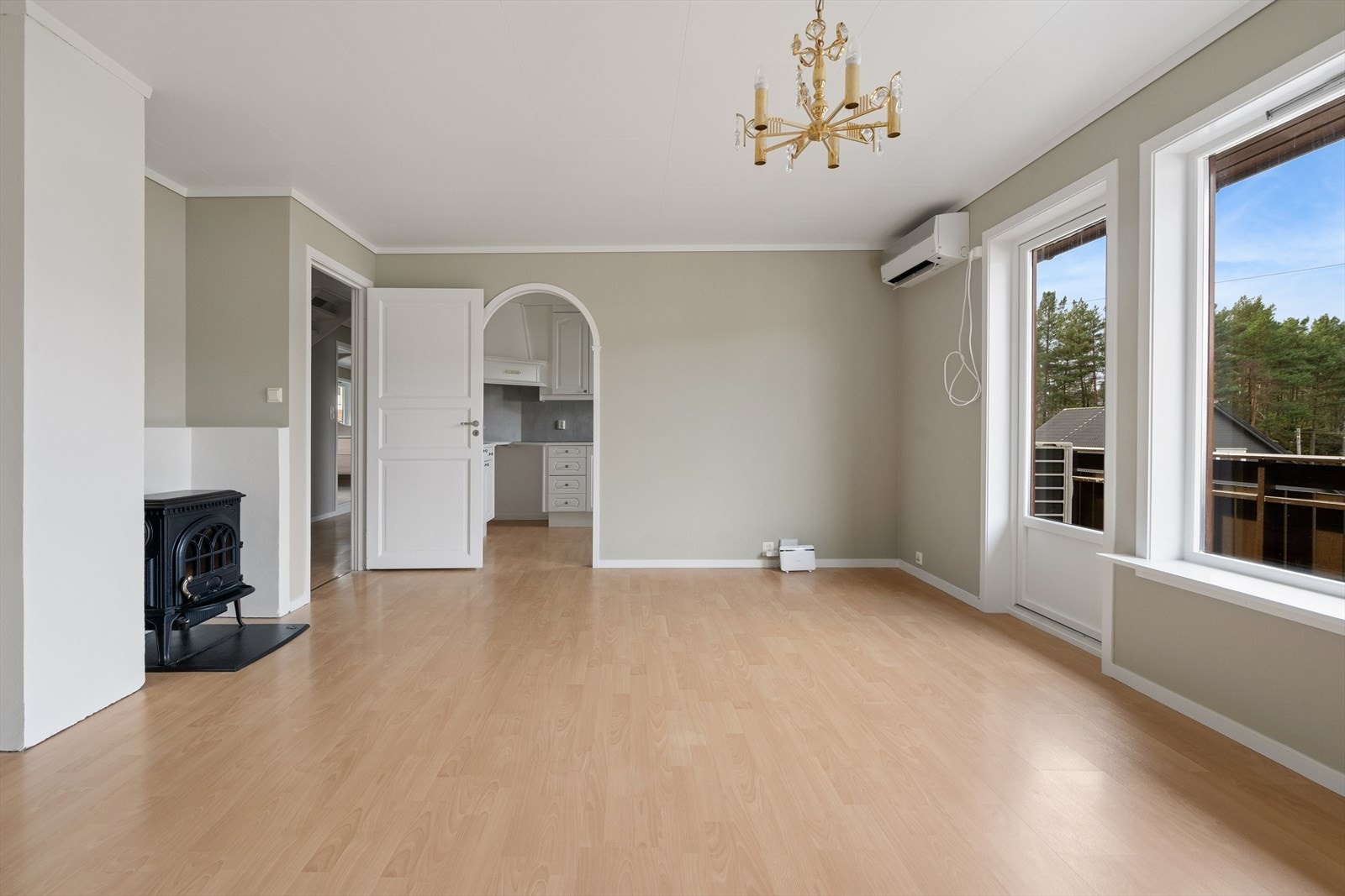 Varmepumpe & vedovn i stue. Galleribilde