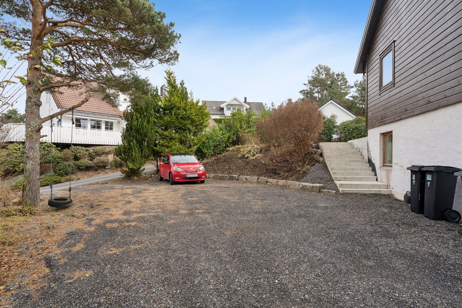 Parkeringsplass på nedsiden. Galleribilde