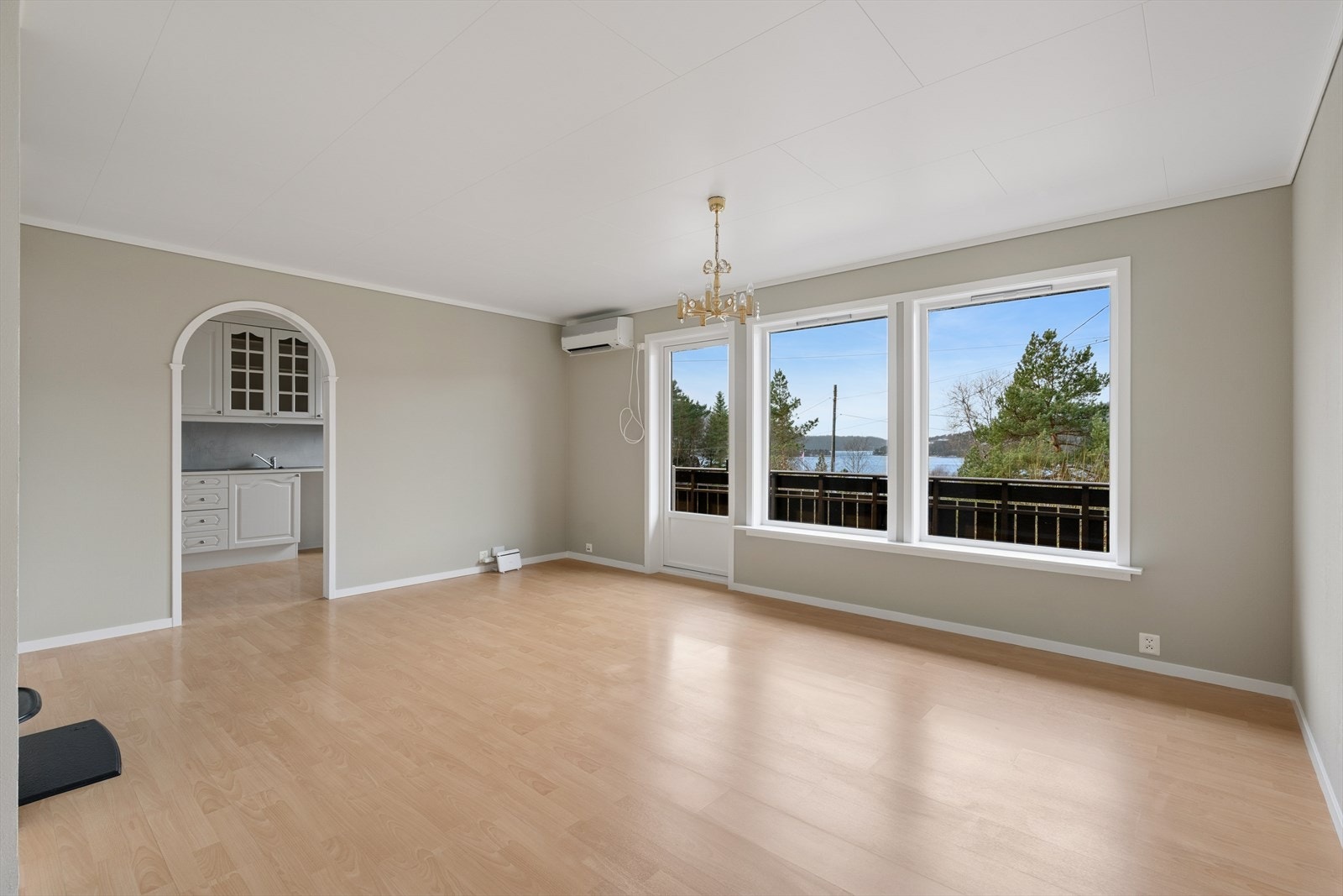 De store vindusflatene gir både mye naturlig dagslys og storslått utsikt. Galleribilde