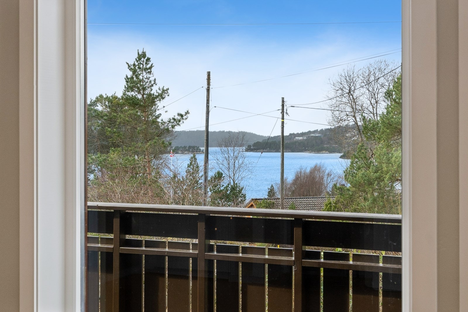 Praktfull utsikt mot sjø og naturskjønne omgivelser. Galleribilde