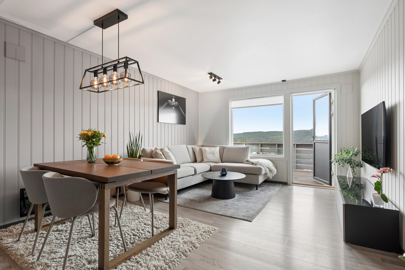 Det er god plass til både sofagruppe og spisebord, og store vindusflater gir flott lysinnslipp. Galleribilde