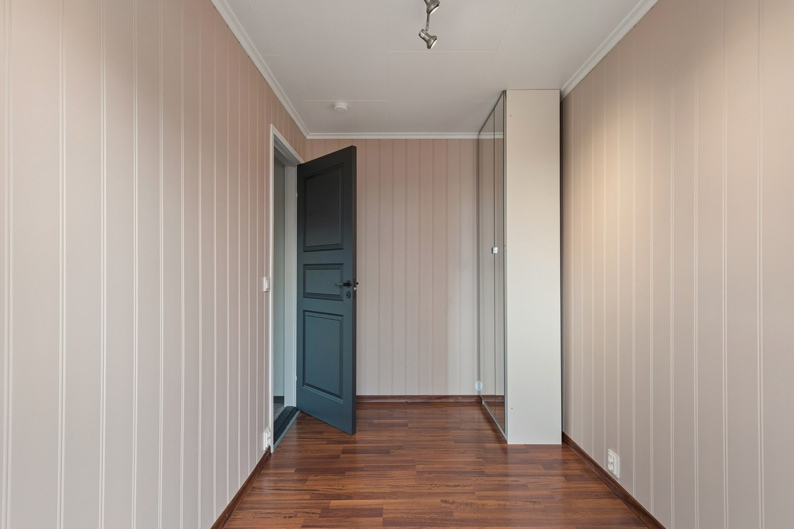 Tidligere byggemeldt bod er i dag brukt som kontor - bruksendring fra tilleggsdel til hoveddel (eksempelvis fra bod til kontor/soverom) eller fra hoveddel til tilleggsdel er et søknadspliktig Galleribilde