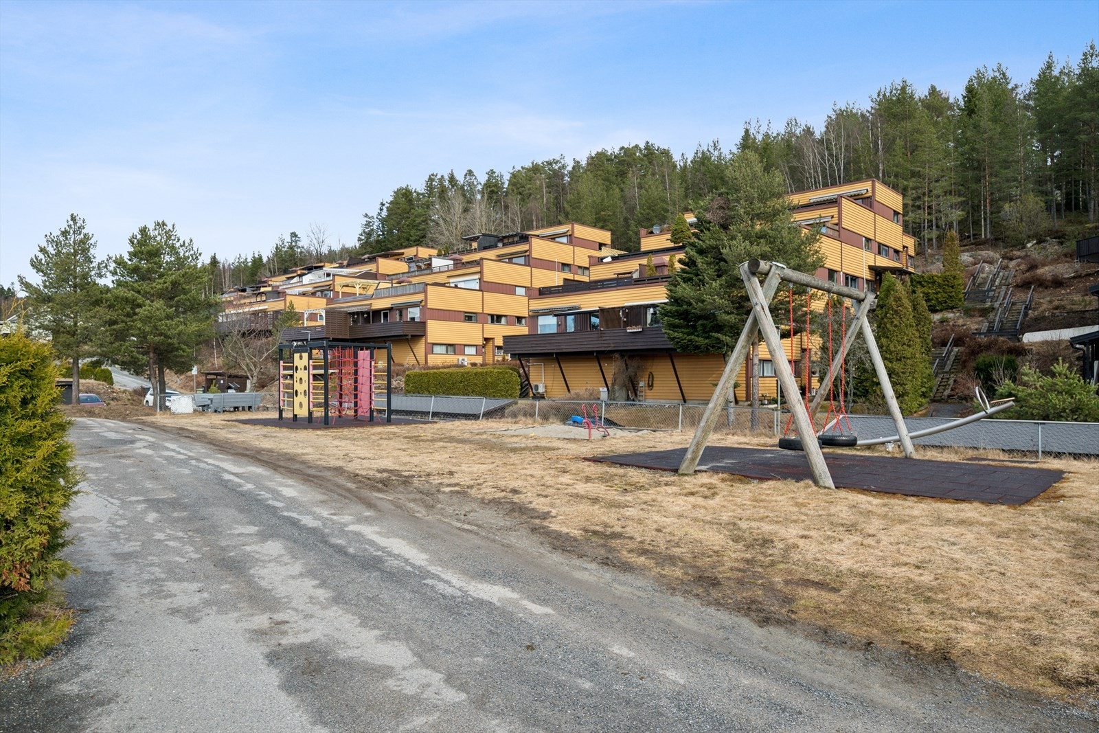 Barnevennlig lekeplass - et trygt og hyggelig område for de minste. Galleribilde