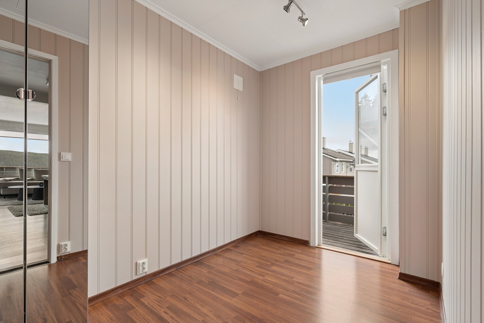 Veranda utenfor kontor på ca. 5 m² fremkommer ikke på byggemeldte tegninger. Det er i tillegg etablert dør ut til denne verandaen noe som innebærer en fasadeendring (søknadspliktig). Galleribilde