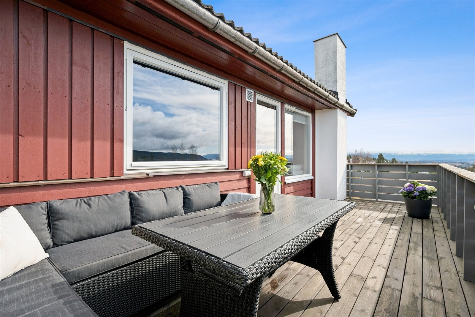 Fra stuen er det direkte utgang til veranda på ca. 15 m². Galleribilde