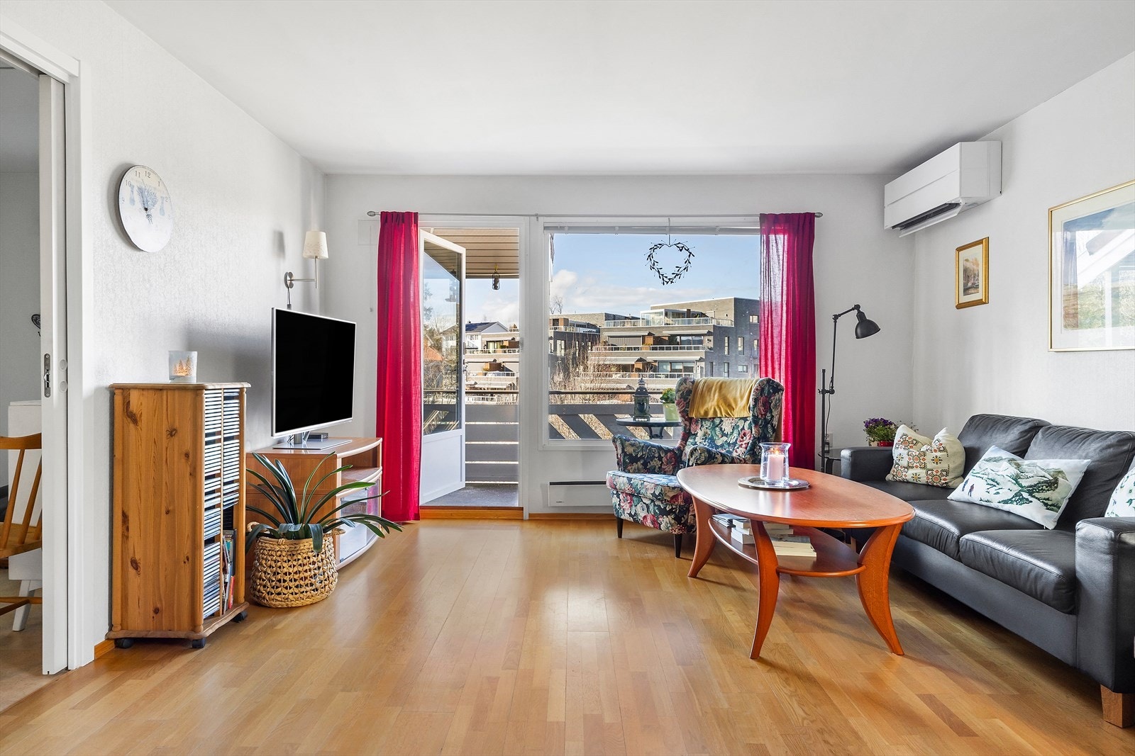 Nyere varmepumpe i stuen. Store vindusflater gir godt med lys. Galleribilde