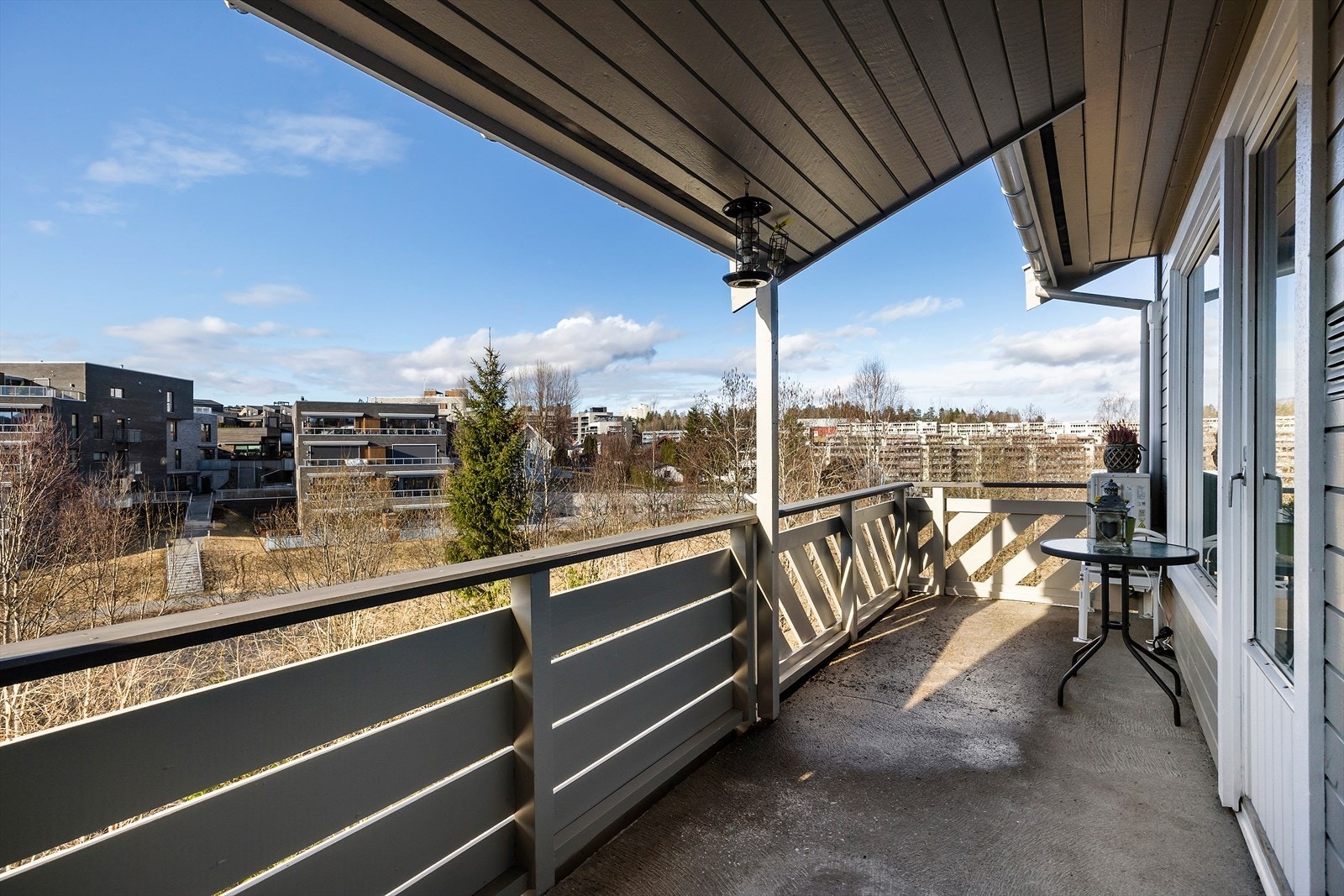 Leiligheten ligger fint til i byggets 2. etasje med trappefri adkomst / heis. Her bor du med flott utsikt. Galleribilde