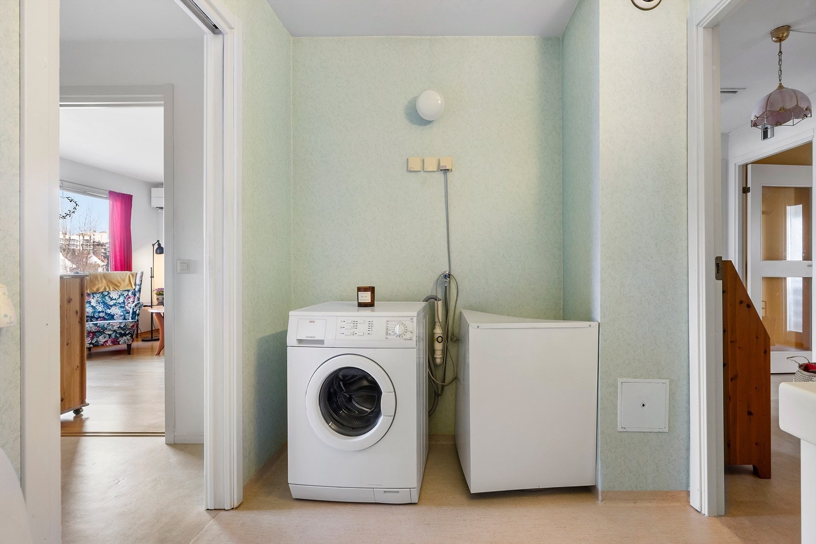 Badet har opplegg for vaskemaskin. Varmtvannstank på badet. Galleribilde