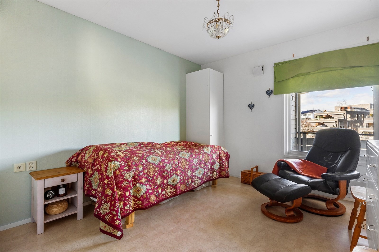 Leiligheten har to soverom. Dette er det største soverommet. Galleribilde