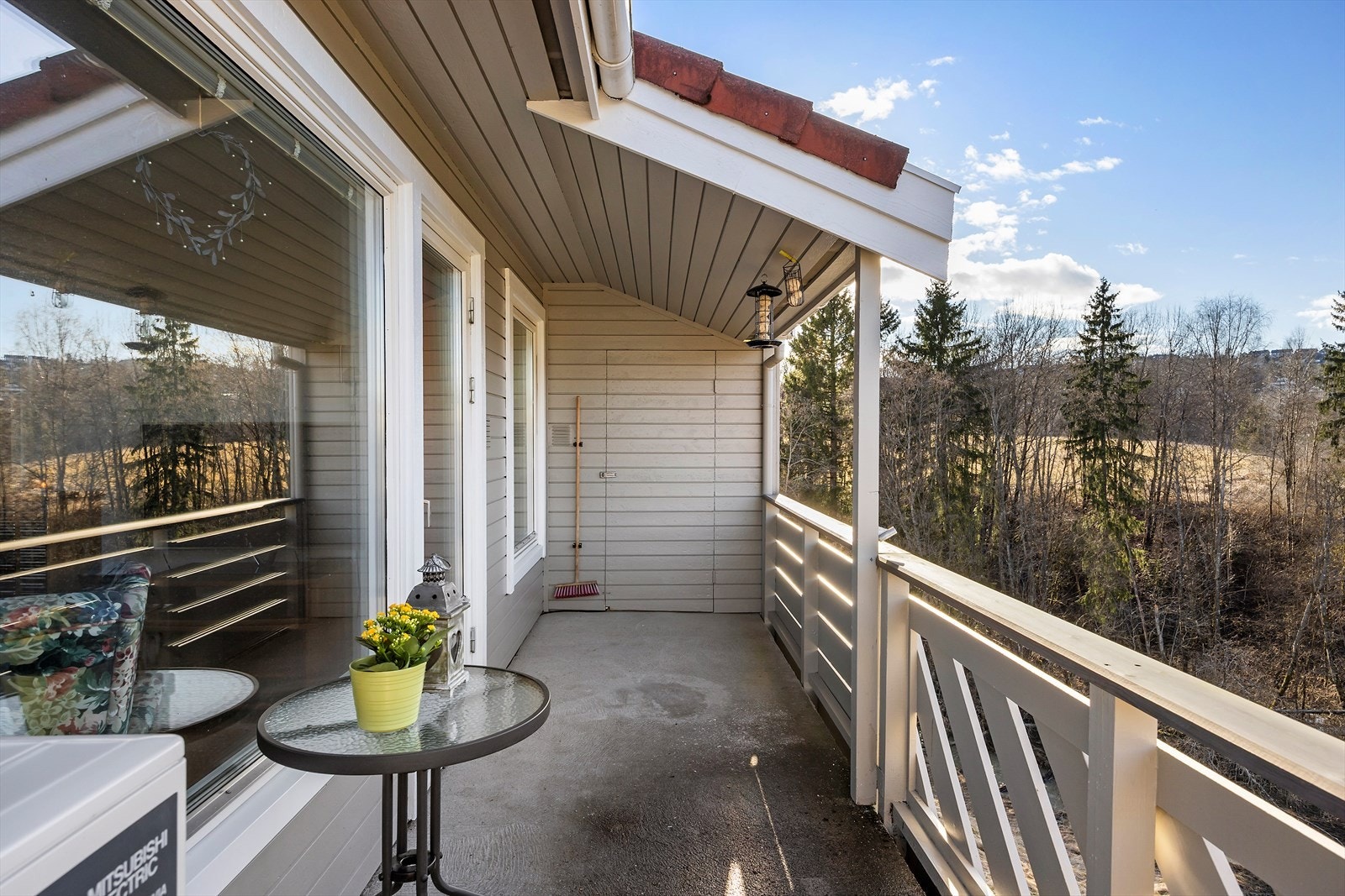 Fra stuen er det utgang til balkong ca. 9,3 m² med hovedretning orientert mot nordvest. Deler av balkongen er overbygget og med adkomst videre til utvendig bod. Galleribilde