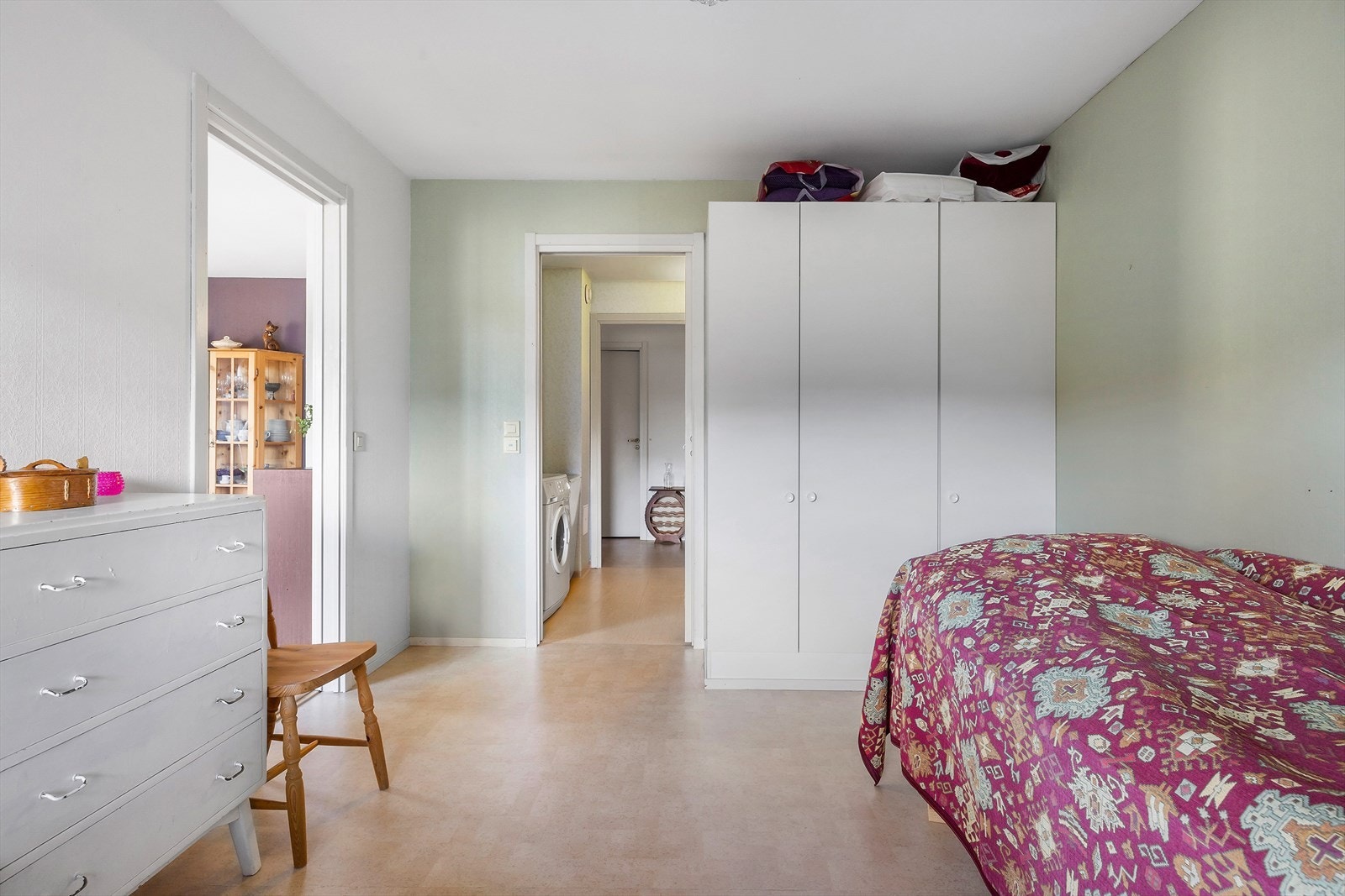 Fra soverommet er det direkte adgang til badet. Det er terskelfri dør. Galleribilde