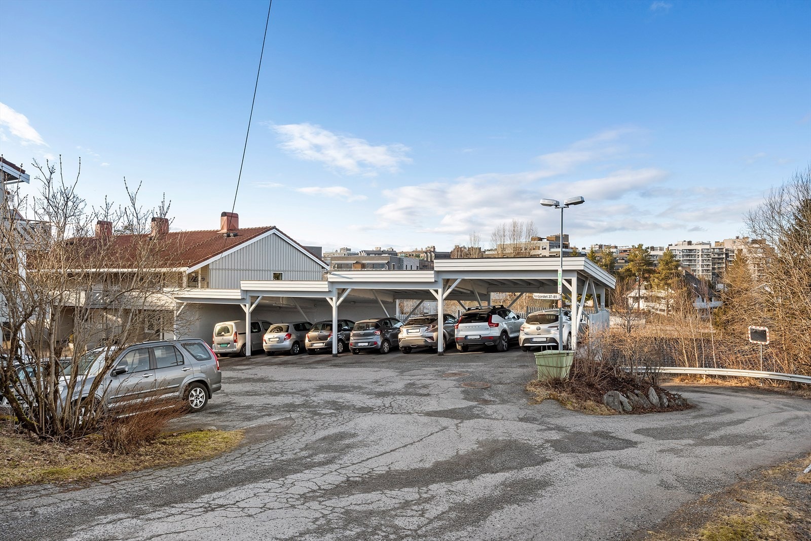 Det er 5 gjesteparkeringer i borettslaget. Carport er ikke en del av gjesteparkeringene. Galleribilde