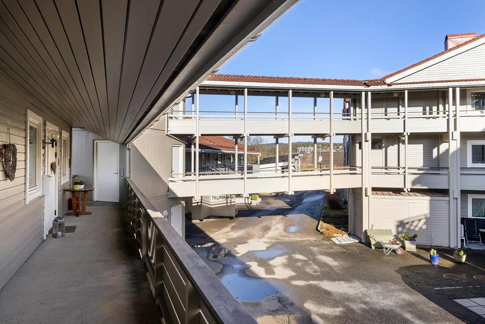 Asfaltert område mellom boligene. Galleribilde